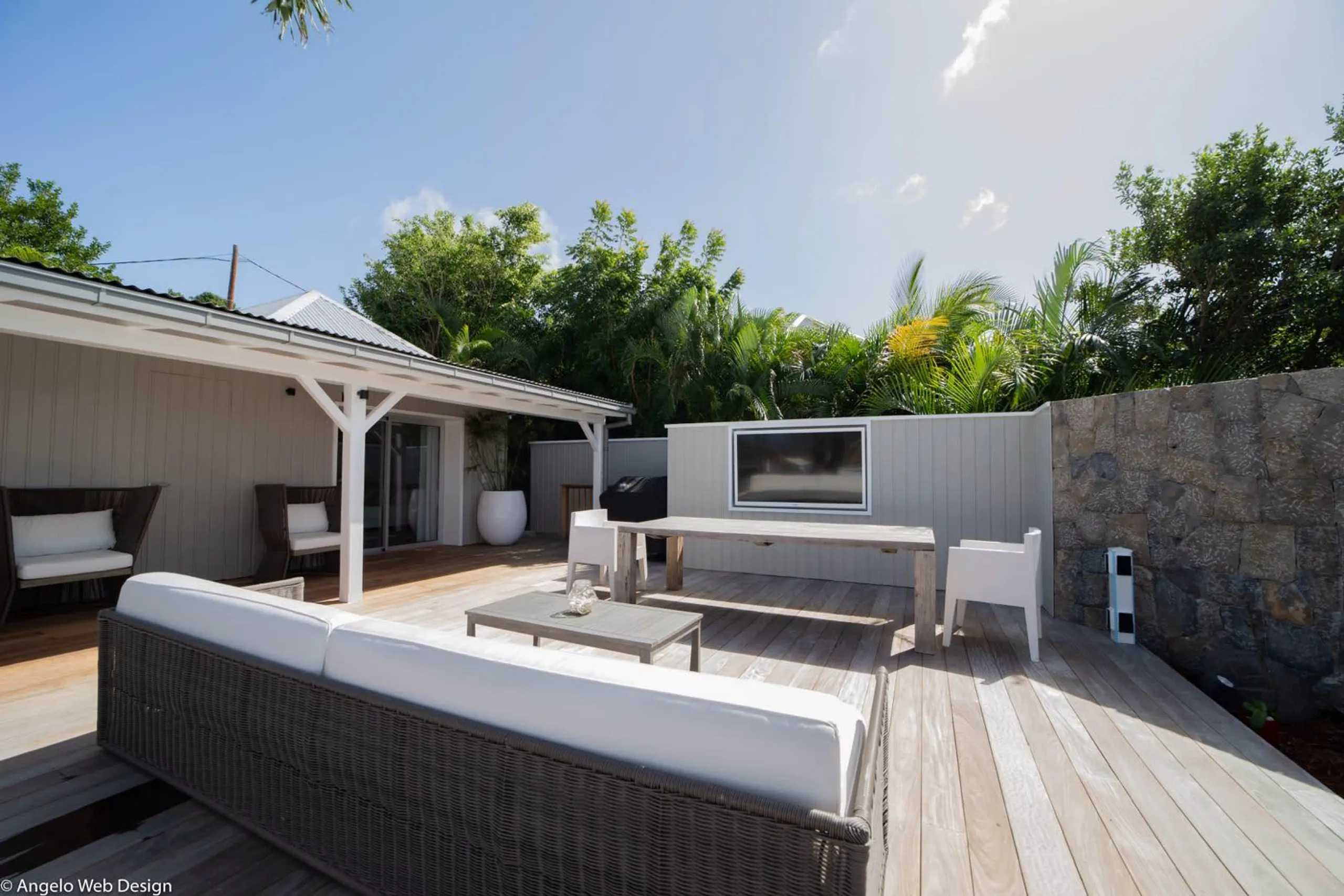 Chic Five-Bedroom Retreat with Infinity Pool, Jacuzzi, and Ocean Views — photograph 3
