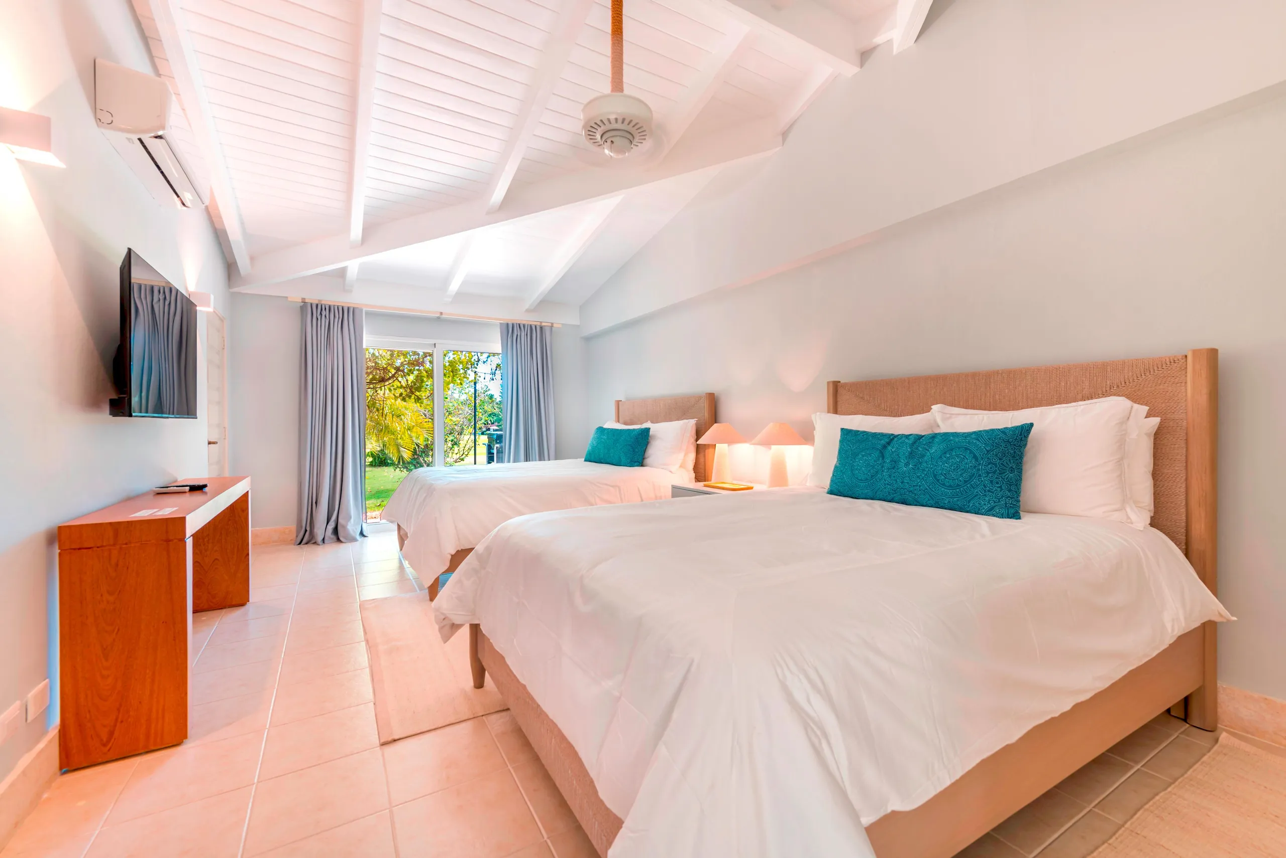 Serene Luxury Retreat with Crystal Pool — photograph 5