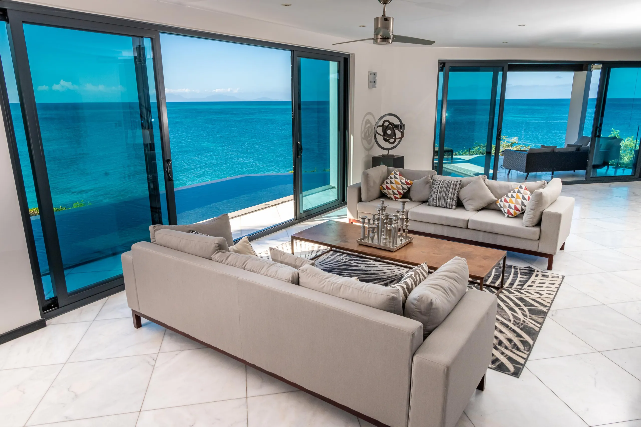 Prestige Oceanfront Villa with Infinity Pool and Spectacular Views — photograph 6