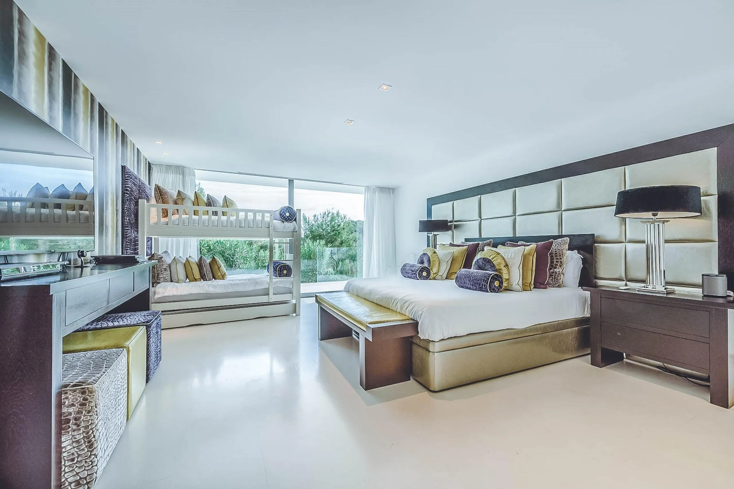 Awe-Inspiring Seafront Villa with Pool and Mediterranean Views — photograph 9