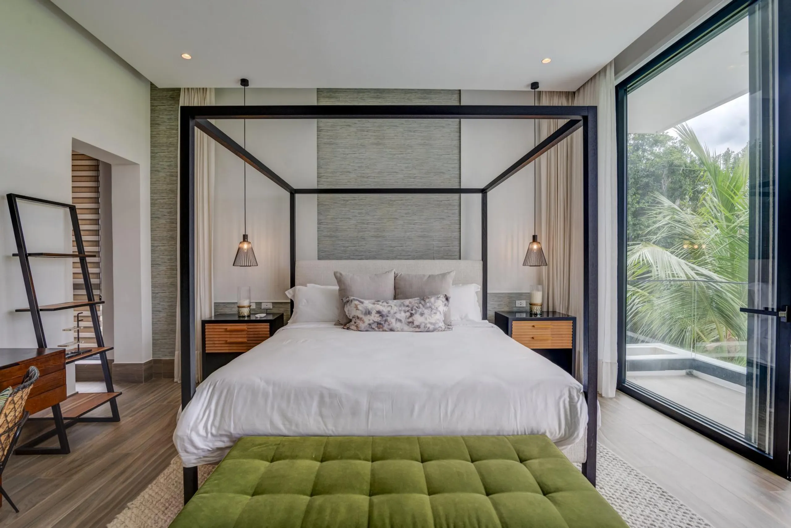 Sumptuous Villa with Golf Course Access, Pool, and Tropical Garden Views — photograph 9