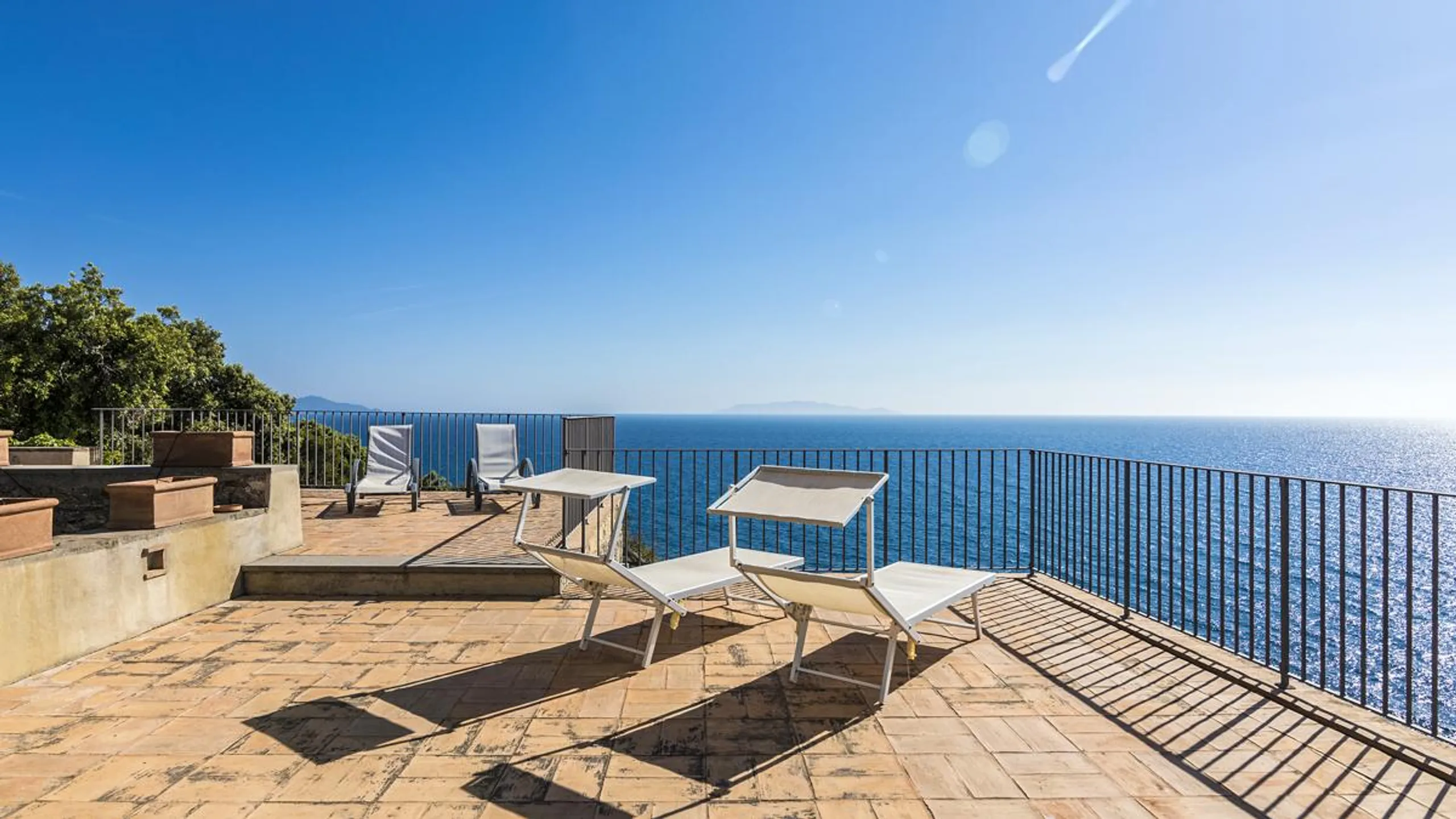 Seaside 15th-Century Tower Villa Panoramic Sea Views, Garden, and Beach Access — photograph 4