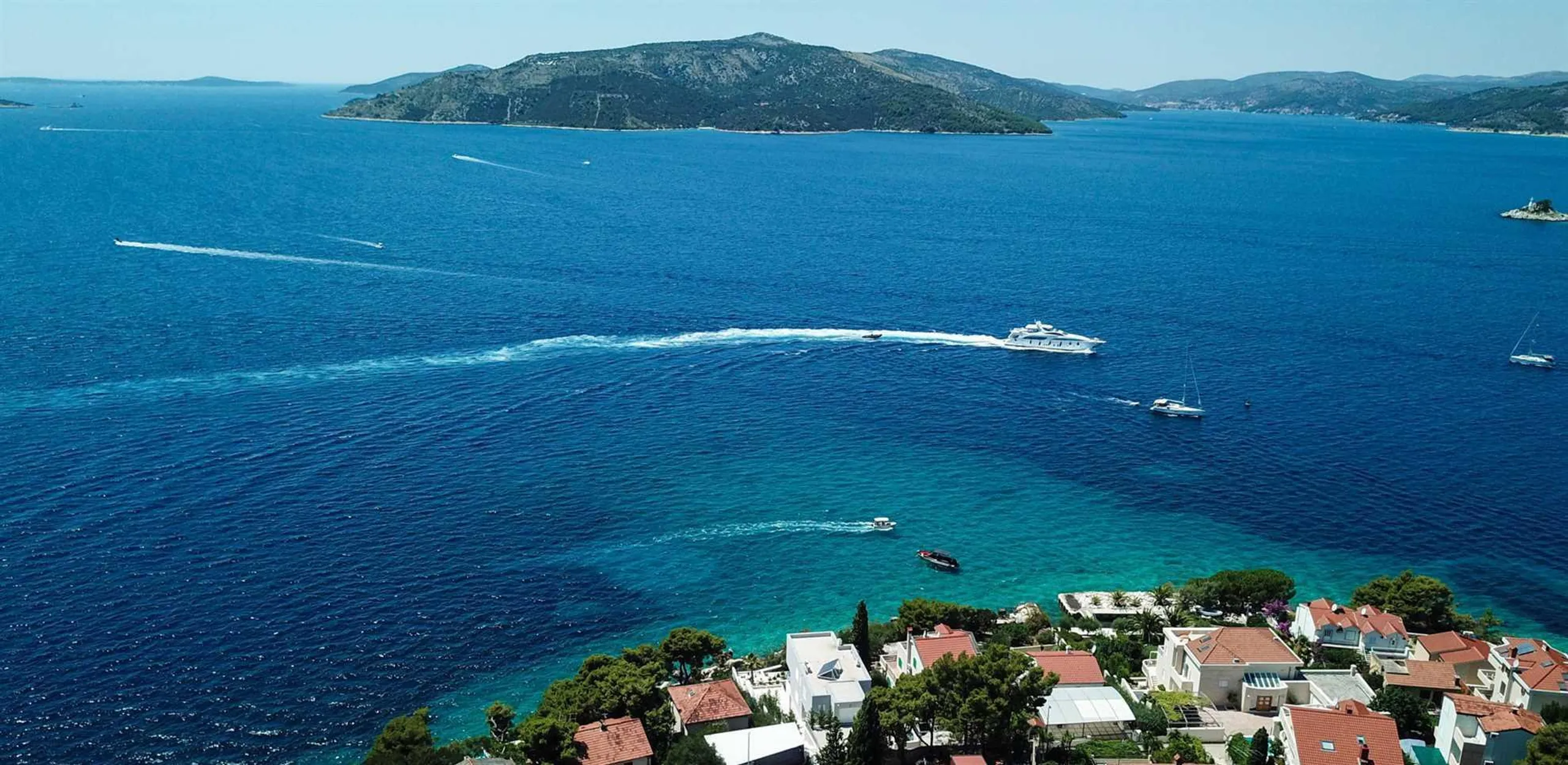 Serene Beachfront 4-Bedroom Villa on Ciovo Island with Private Pool and Ocean Views — photograph 5