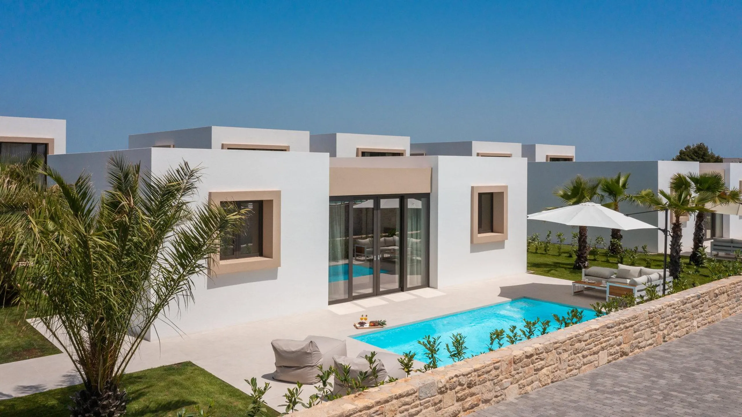 Gleaming Modern Villa with Pool and Sea Views — photograph 11