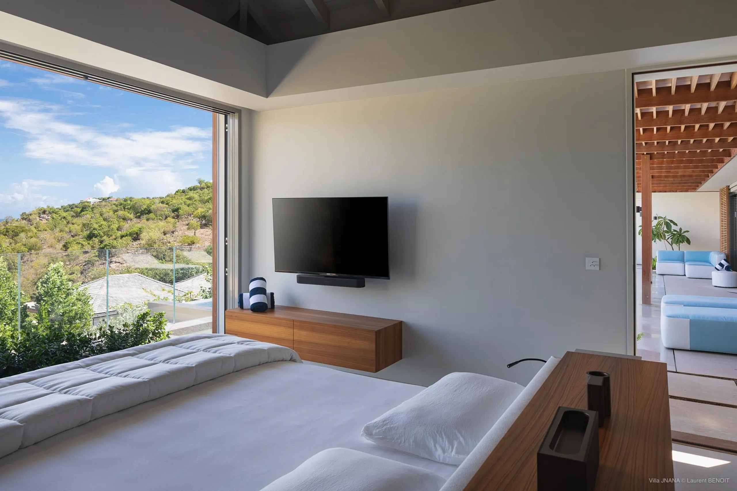 Gracefully Decorated Island Villa with Private Pool and Ocean Views — photograph 8