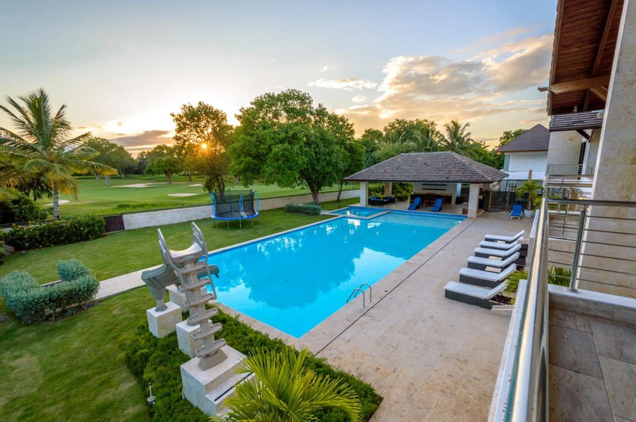Elegant and Lush Estate with Private Pool and Hot Tub — photograph 2