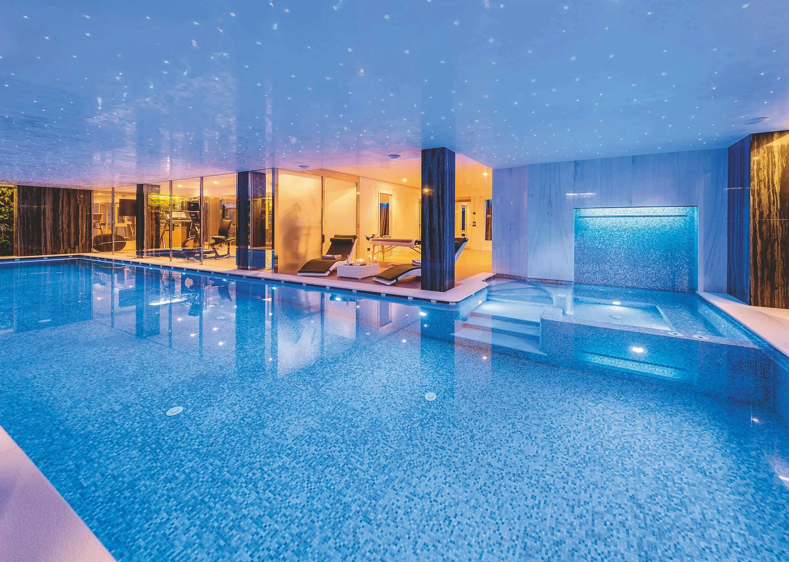 Elegant Italian Alps Chalet with Indoor Pool and Stunning Mountain Views — photograph 2
