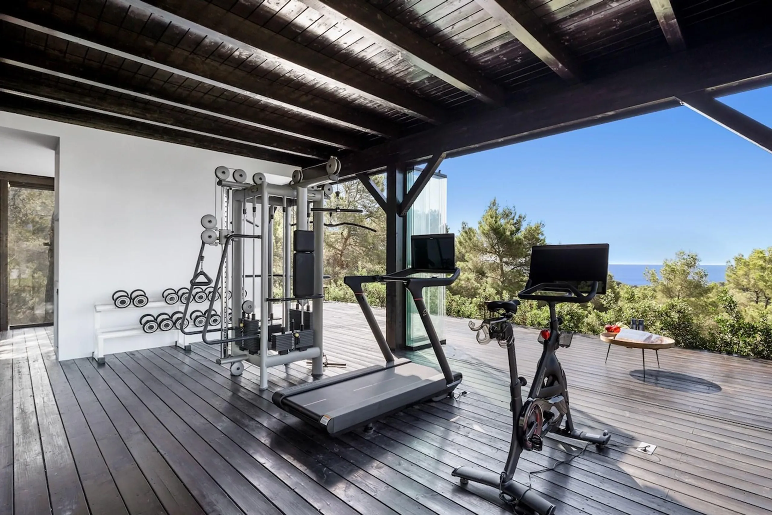 Deluxe Modern Villa with Pool and Sweeping Sea Views — photograph 9