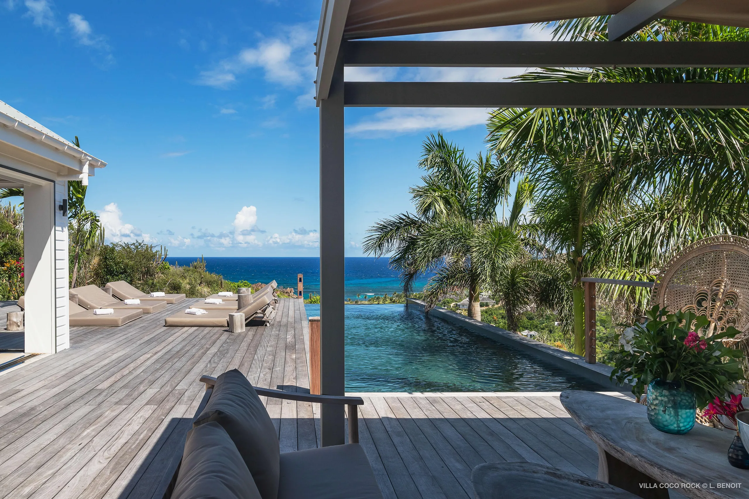 Palatial Oceanside Estate with Infinity Pool and Walks to Beach — photograph 12