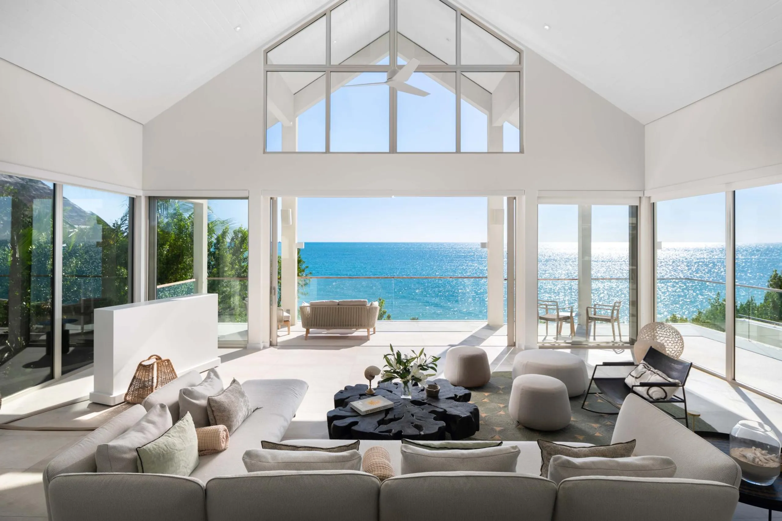 Sophisticated Villa in Sapodilla Bay with Infinity Pool and Stunning Coastal Views — photograph 10