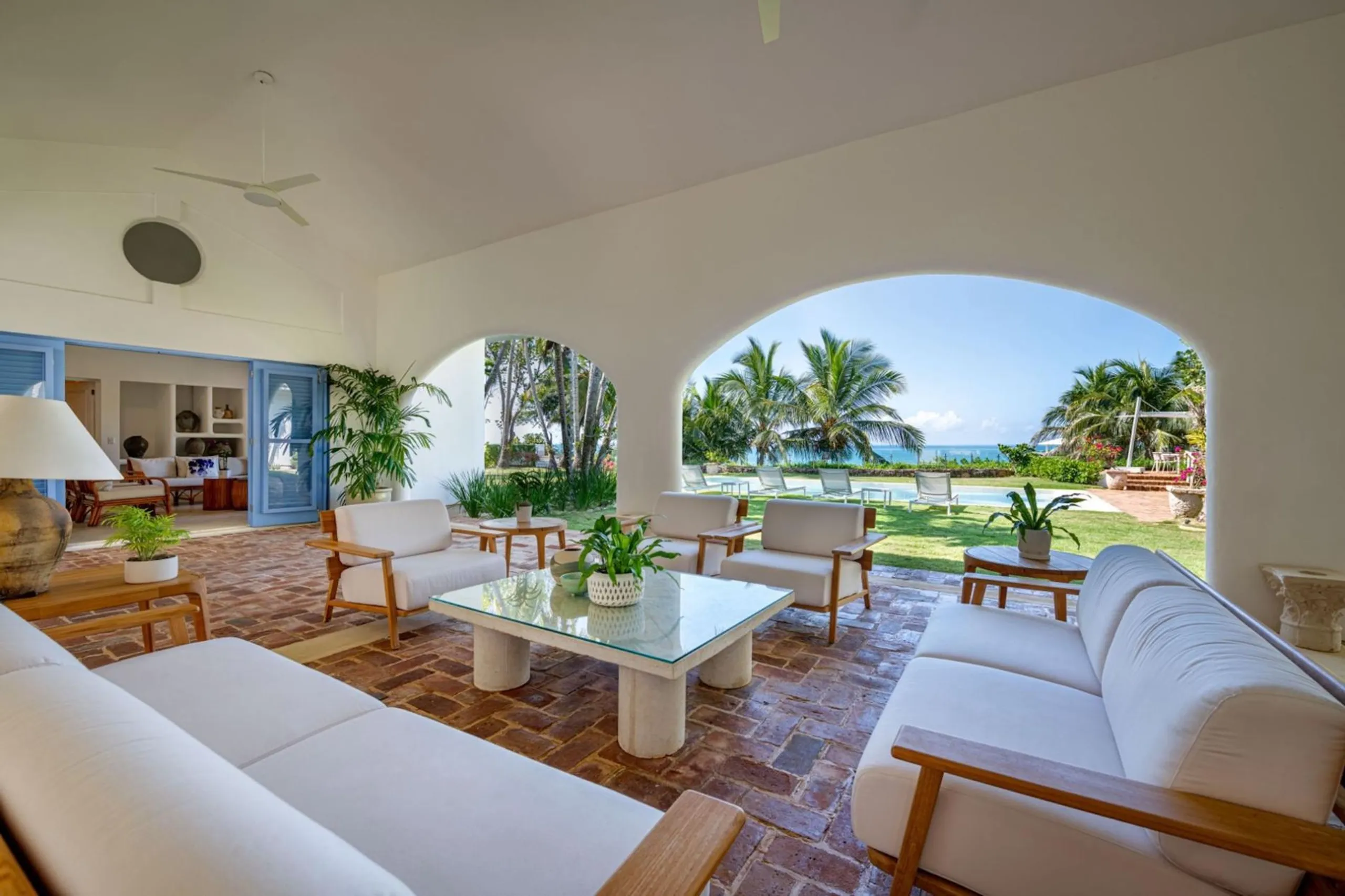 Exquisite Beachfront Villa with Private Pool and Panoramic Sea Views — photograph 10