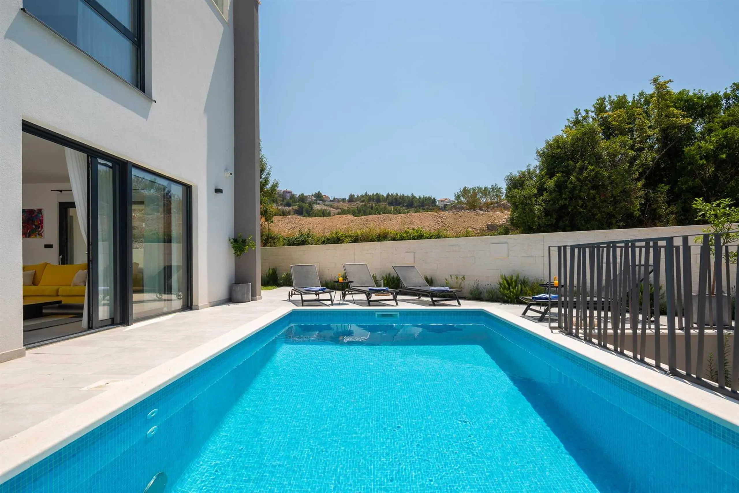Alluring Contemporary Villa with Private Pool and Modern Kitchen — photograph 5