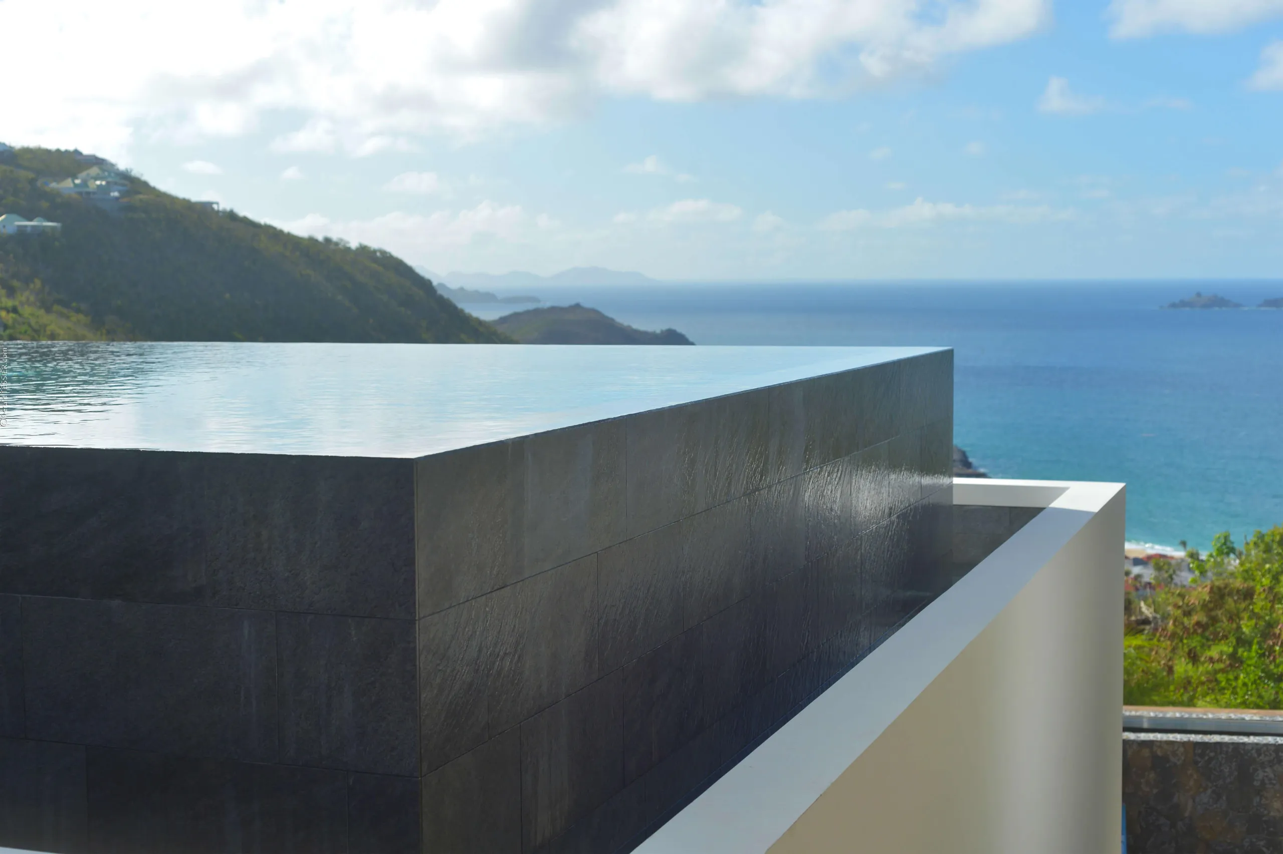 Luxe Hillside Haven with Infinity Pool and Panoramic Ocean Views — photograph 5