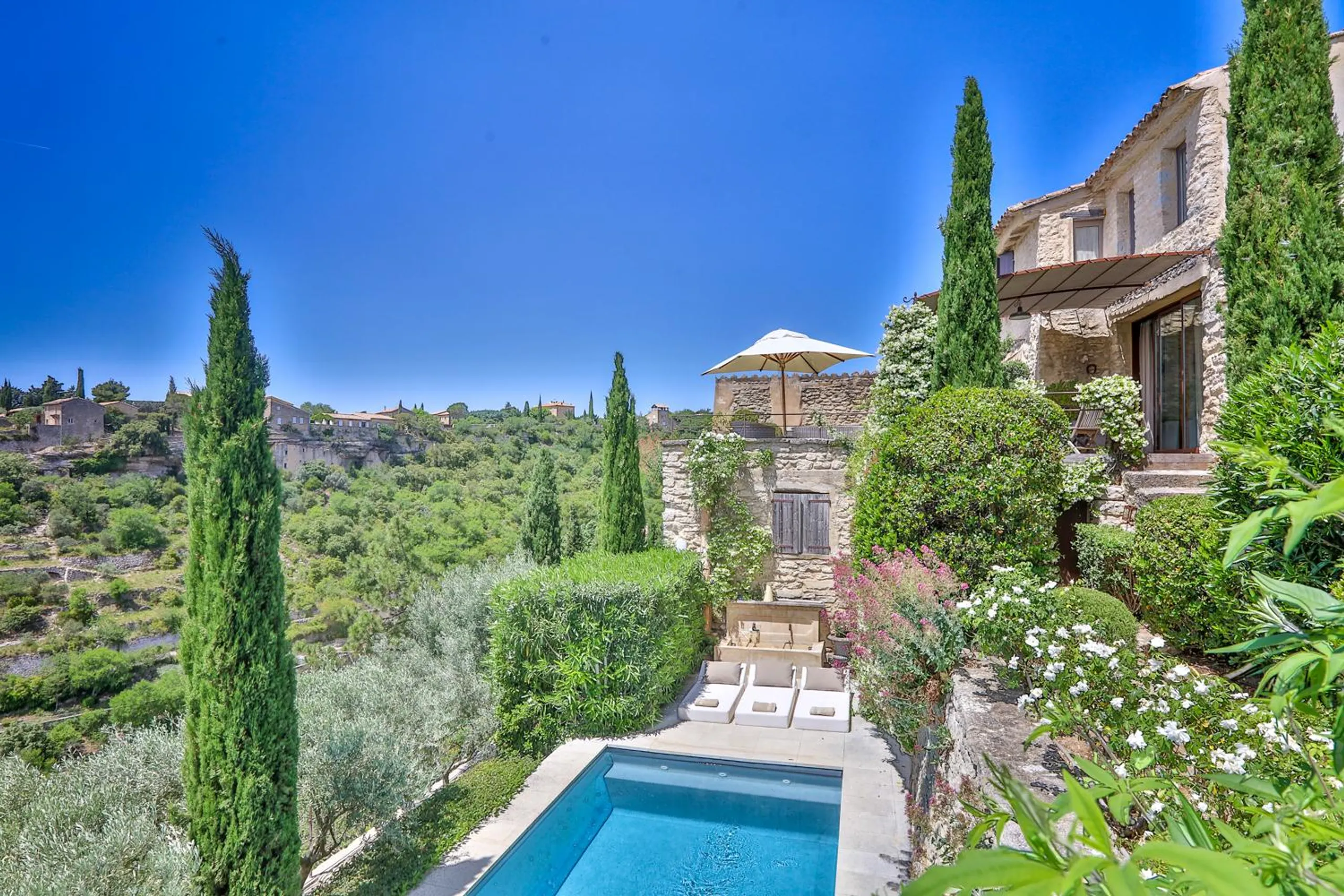 Enchanting Provençal Villa with Pool, Terraced Gardens, and Panoramic Valley Views — photograph 4
