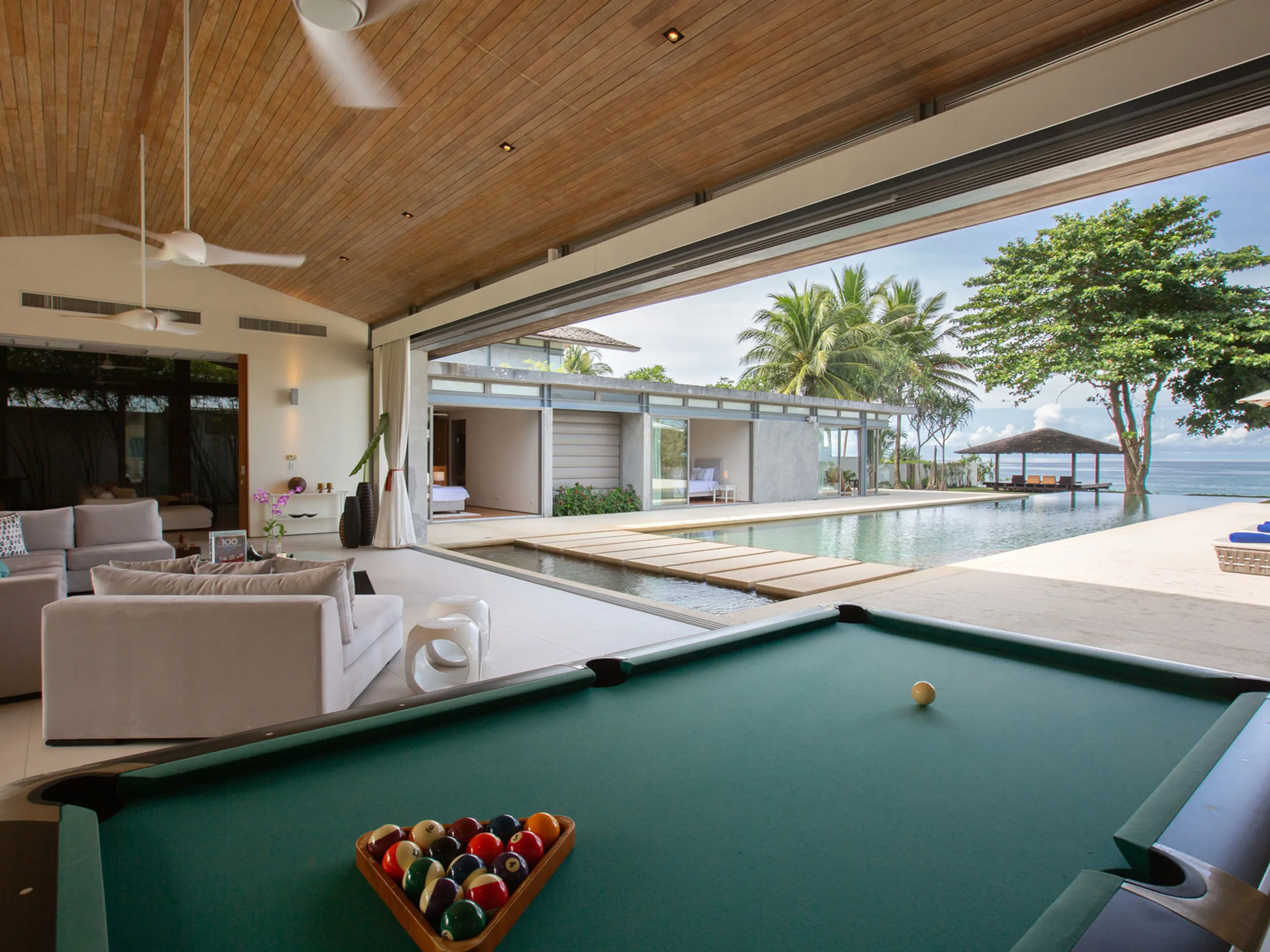 Deluxe Oceanview Villa with Infinity Pool — photograph 5