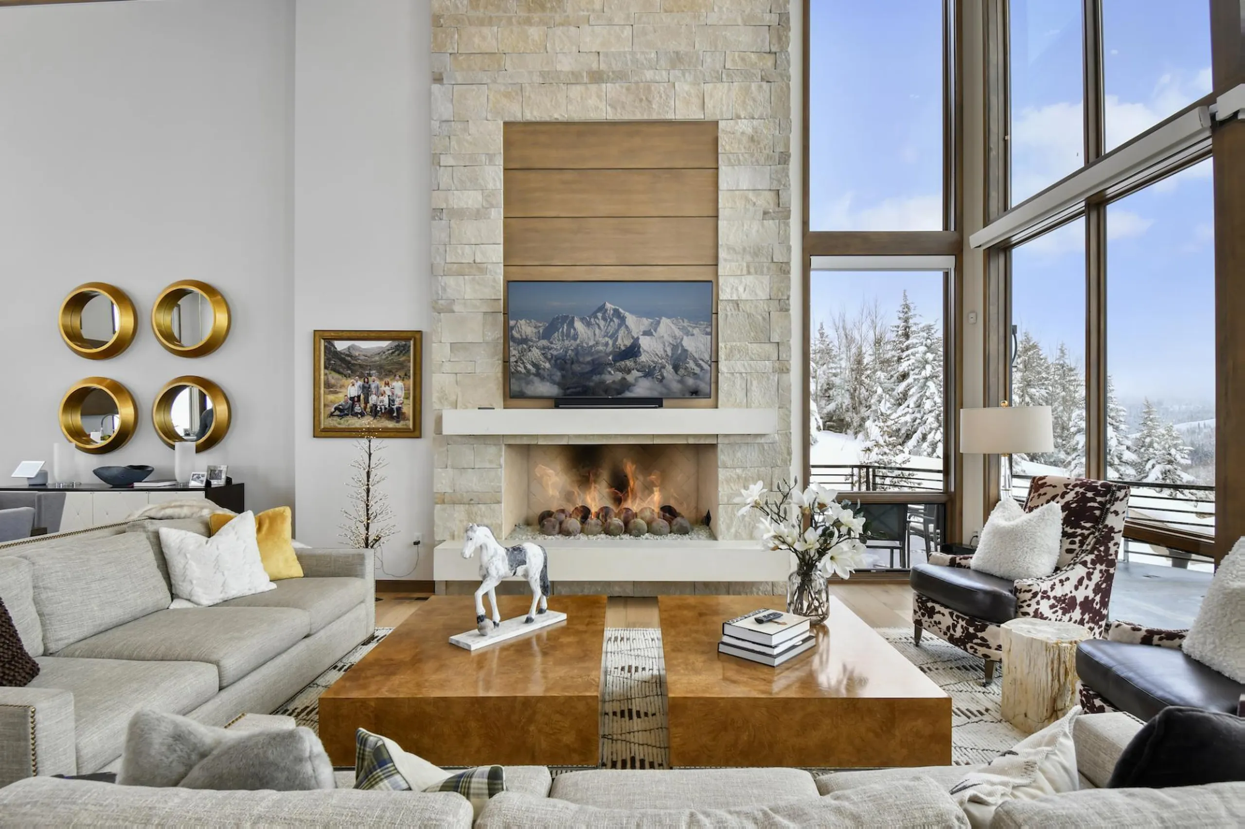 Contemporary Deer Crest Ski In-Ski Out Chalet with Heated Pool and Hot Tub — photograph 8