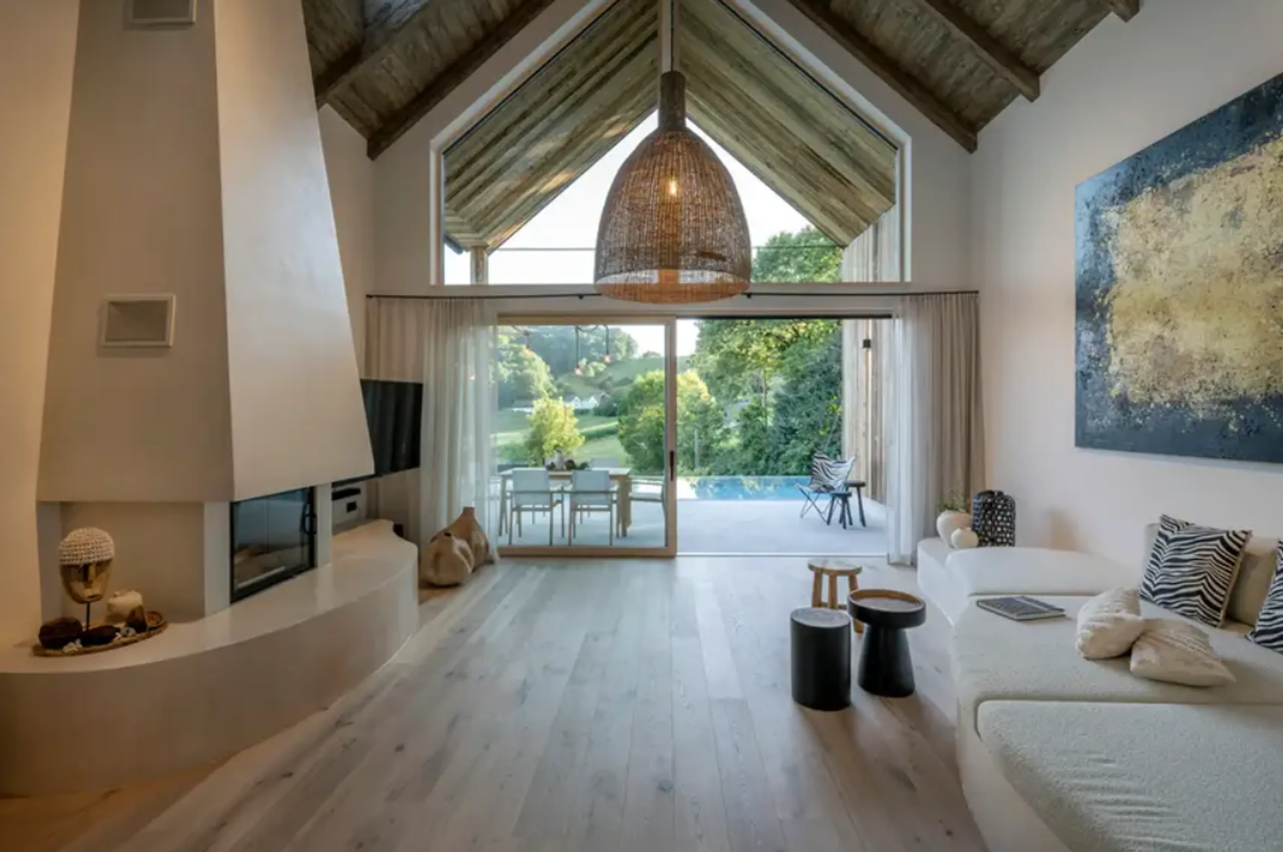 Radiant Modern Villa with Infinity Pool, Jacuzzi and Garden — photograph 2
