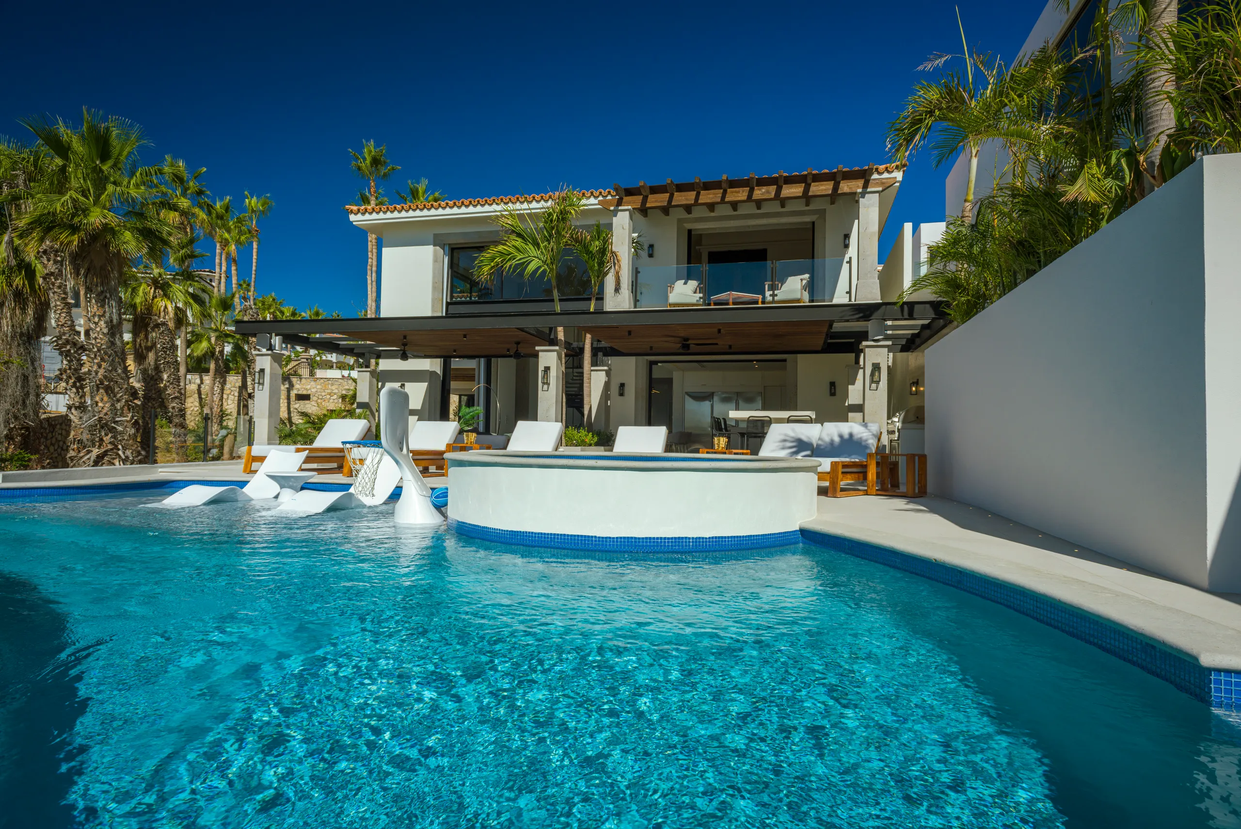 Rejuvenating, Airy and Spacious Villa with Tranquil Classic Luxury Pool — photograph 10