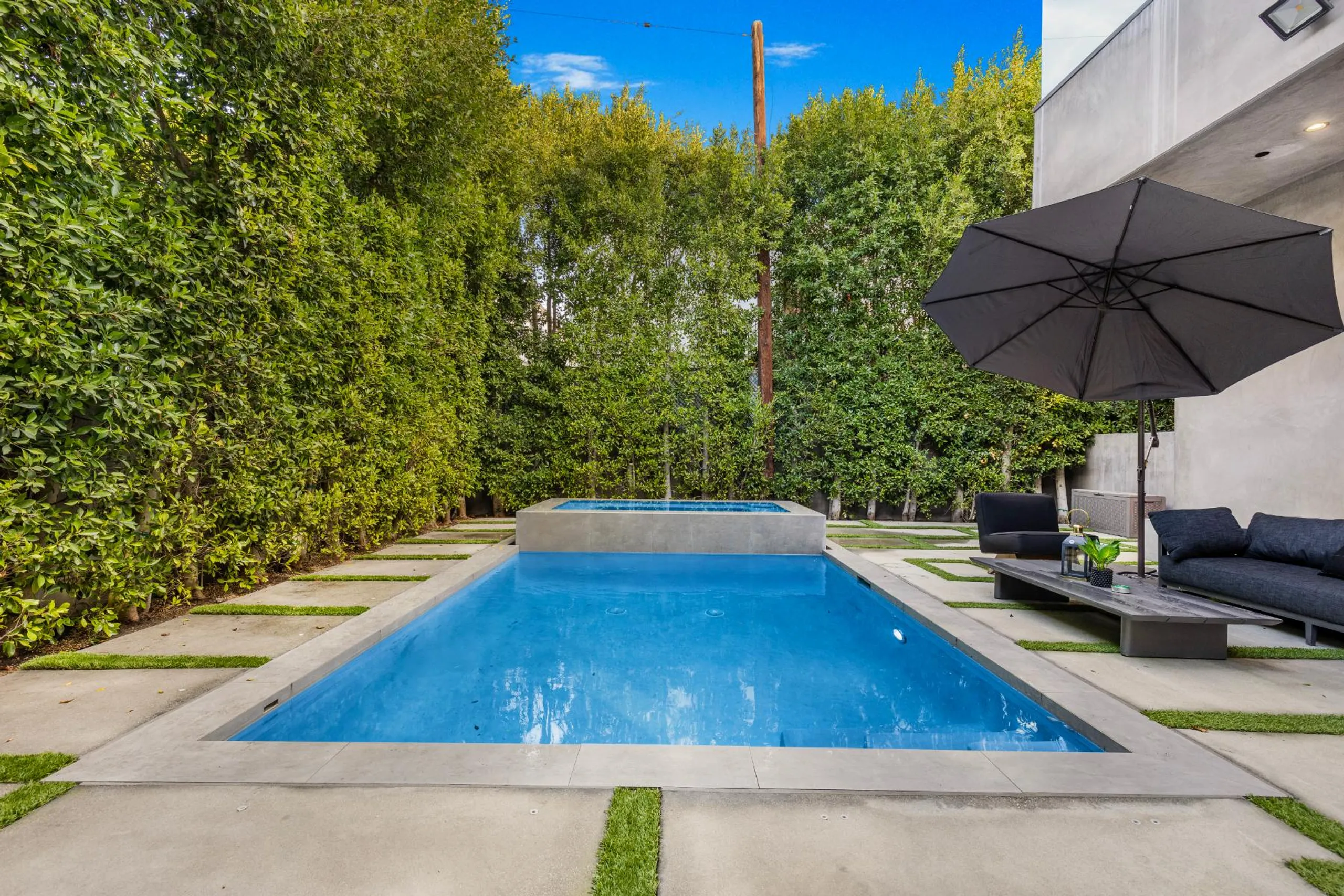 Deluxe West Hollywood Villa with Invigorating Pool — photograph 2