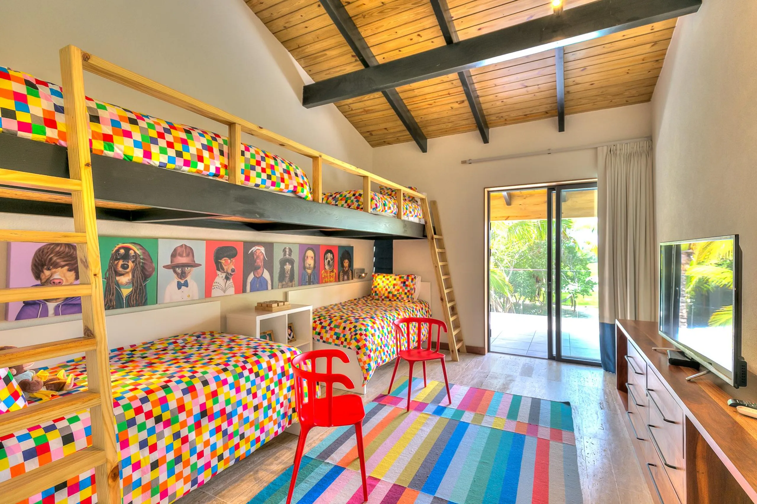 Chic Malibu-Inspired Villa with Private Pool, Bold Pop Art and Minimalist Decor — photograph 6