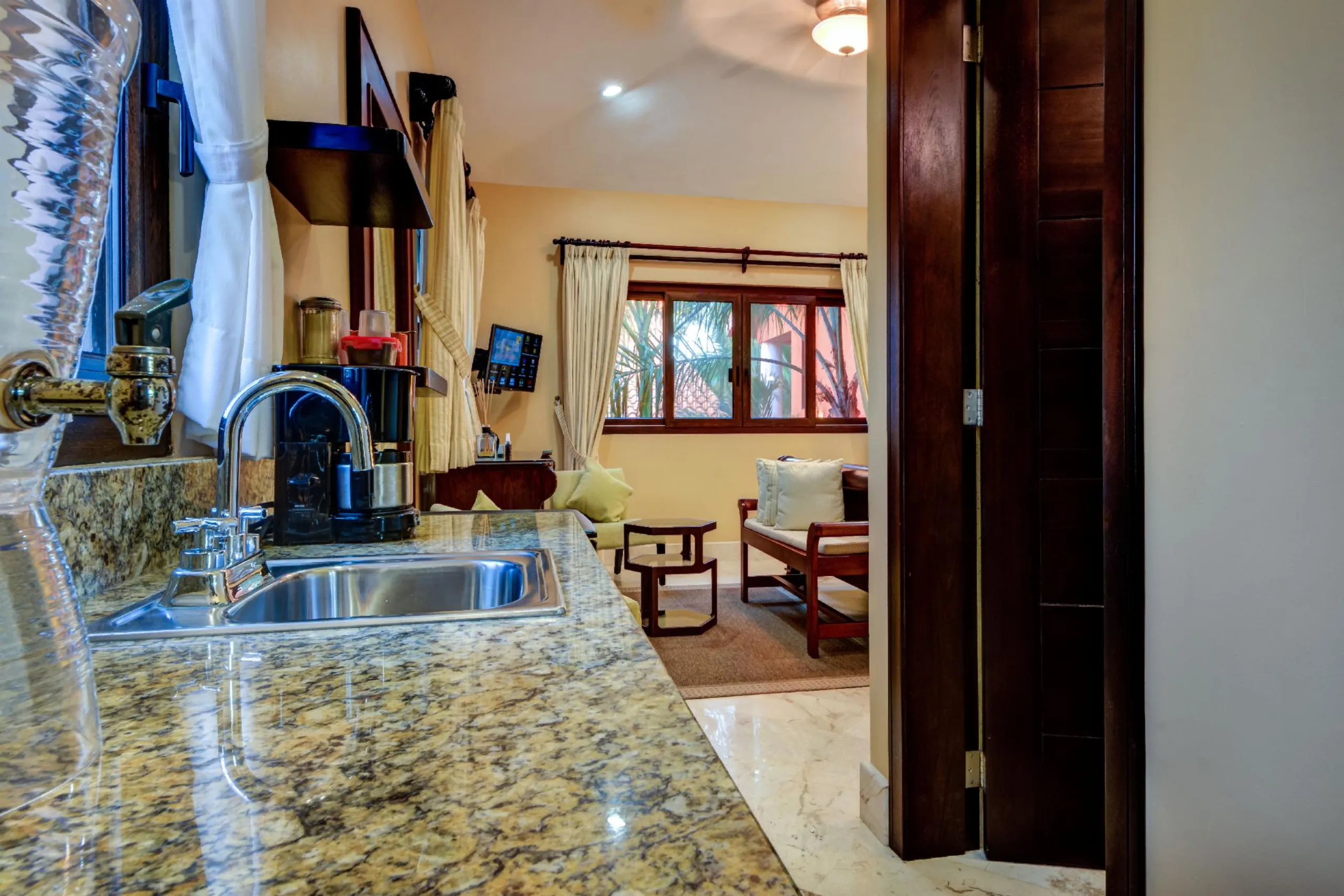 Luxurious Soliman Bay 12 BDR Beachfront Estate with Private Pool — photograph 10