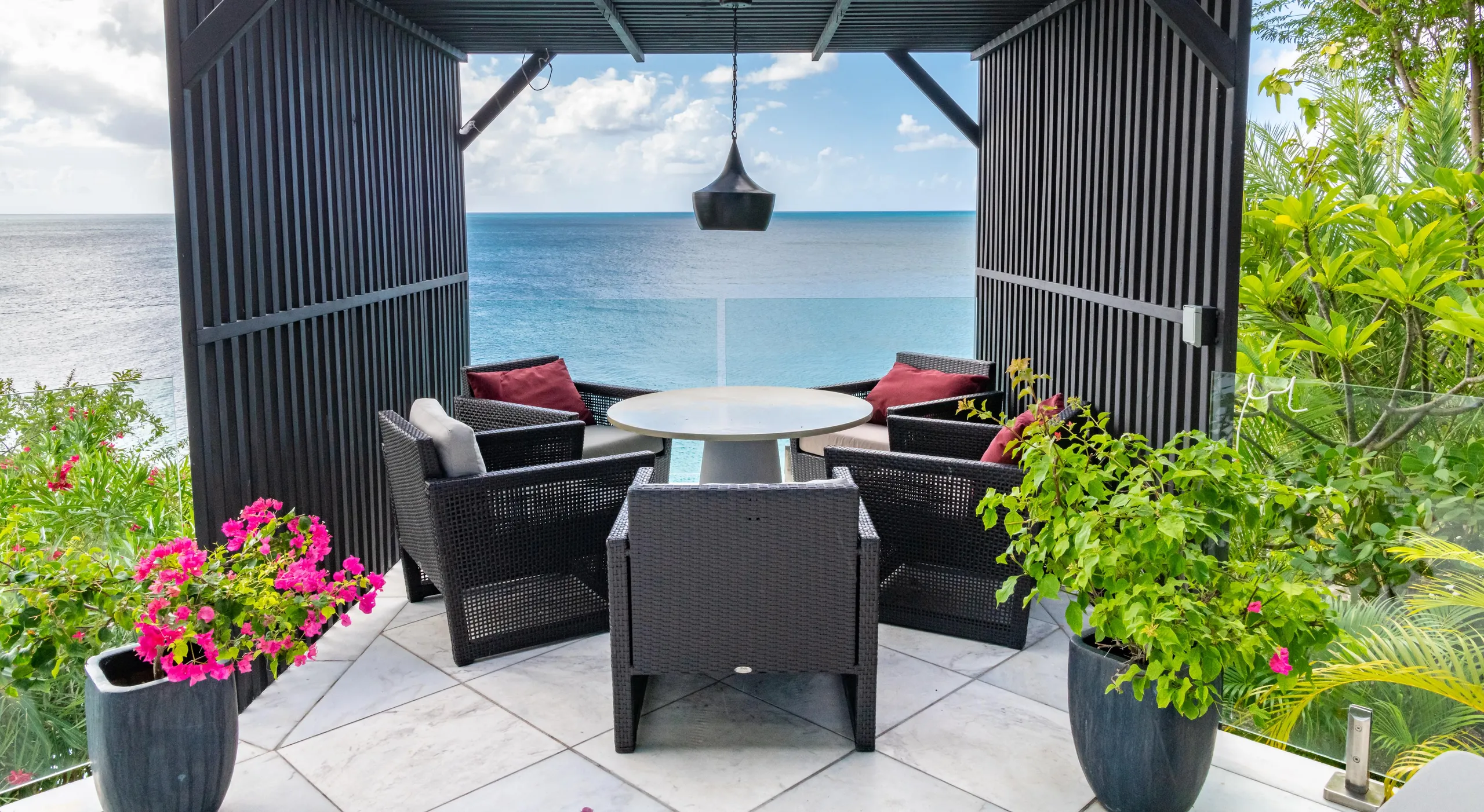 Prestige Oceanfront Villa with Infinity Pool and Spectacular Views — photograph 2