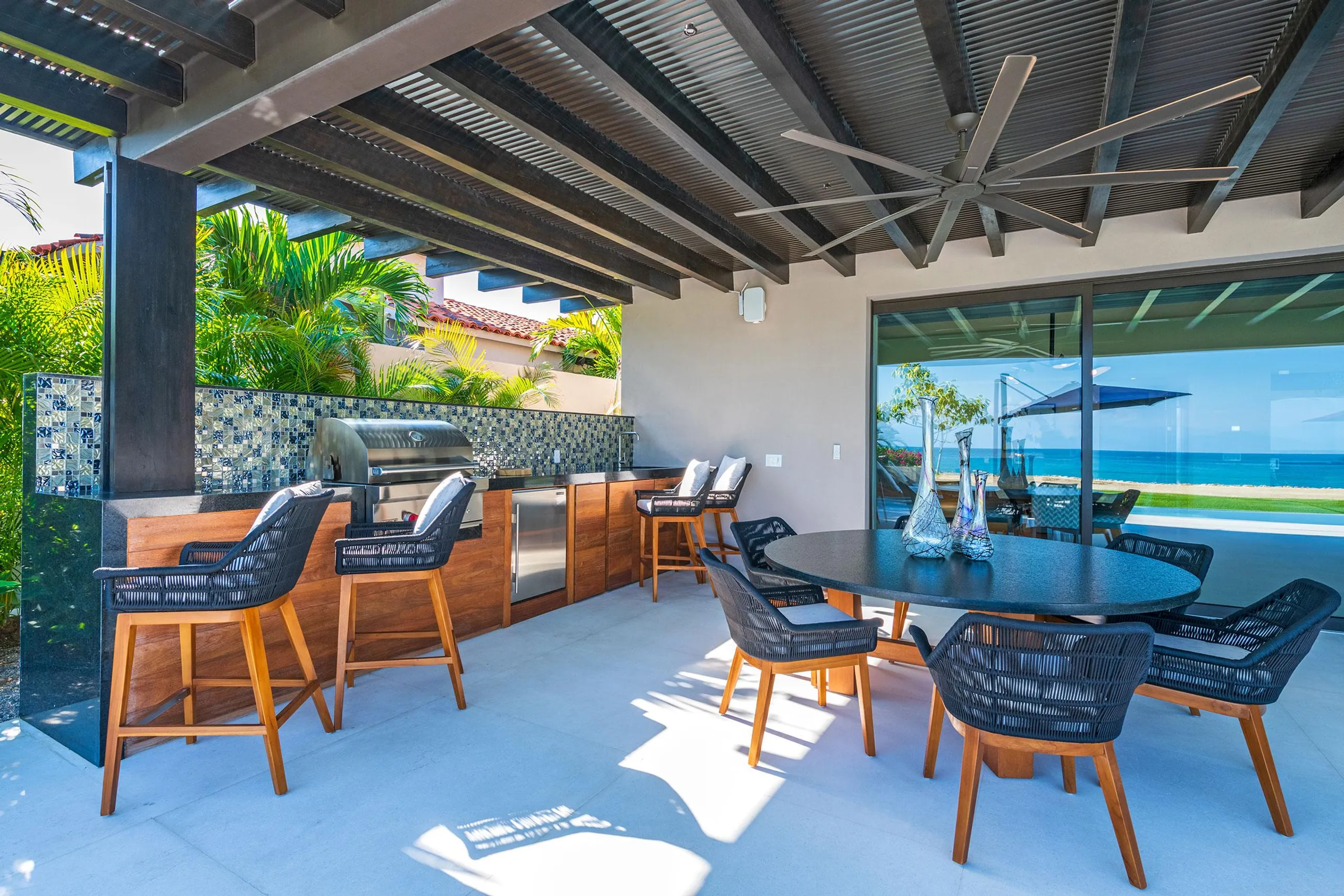 Luxury Villa with Spectacular Views and Infinity Pool — photograph 9