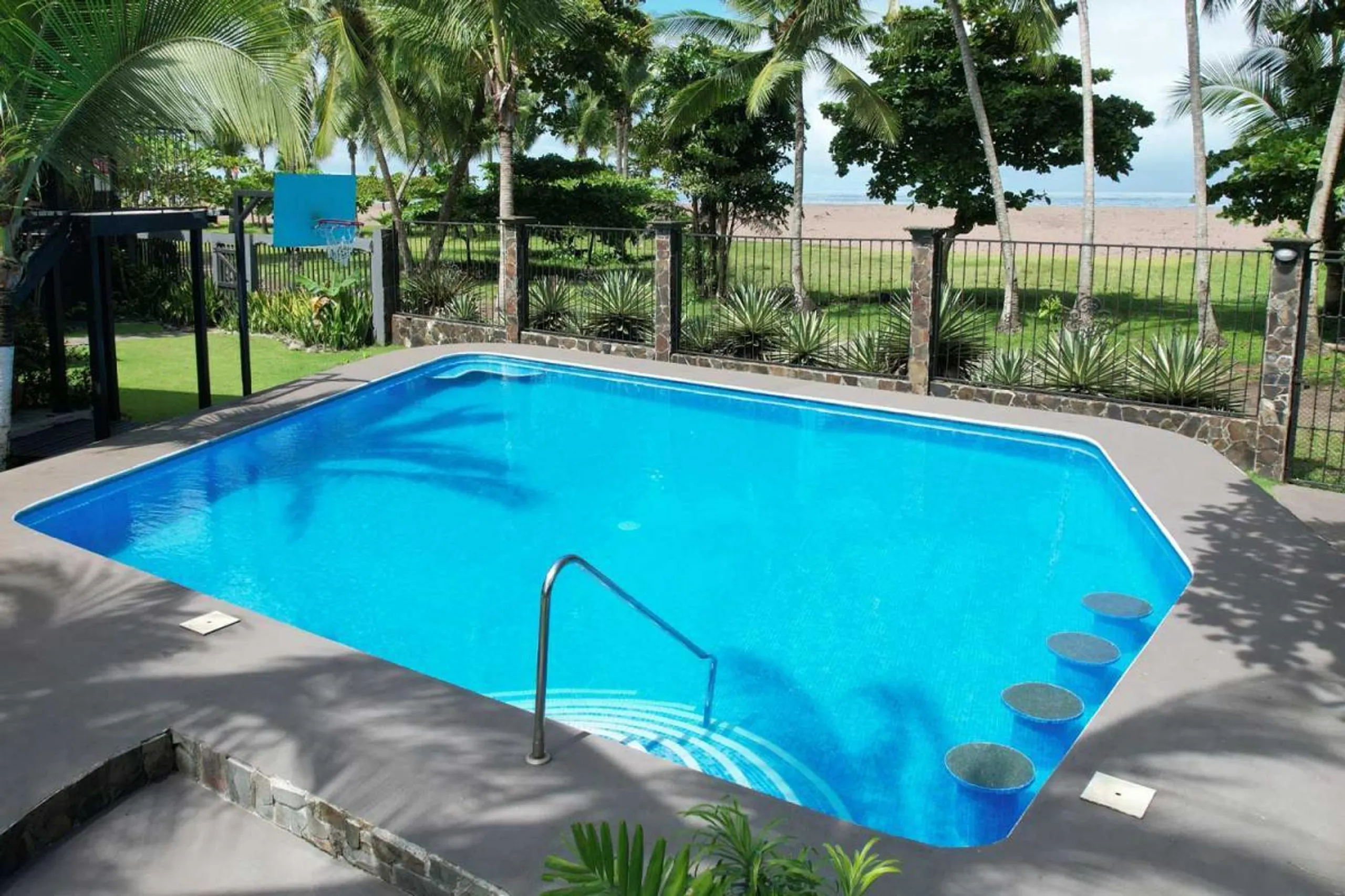 Exquisite 15-Bedroom Beachfront Villa in Costa Rica with Private Pool and Ocean Views — photograph 3
