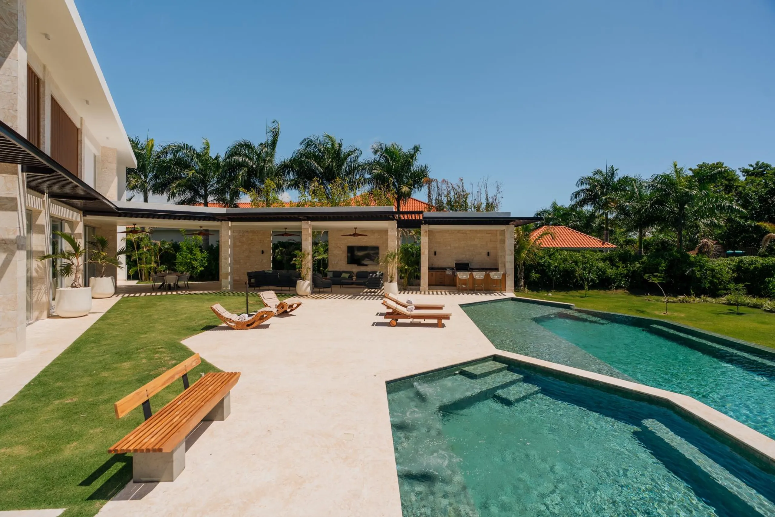 Modern 6BDR Golf Front Villa with Private Pool and Heated Jacuzziz — photograph 3