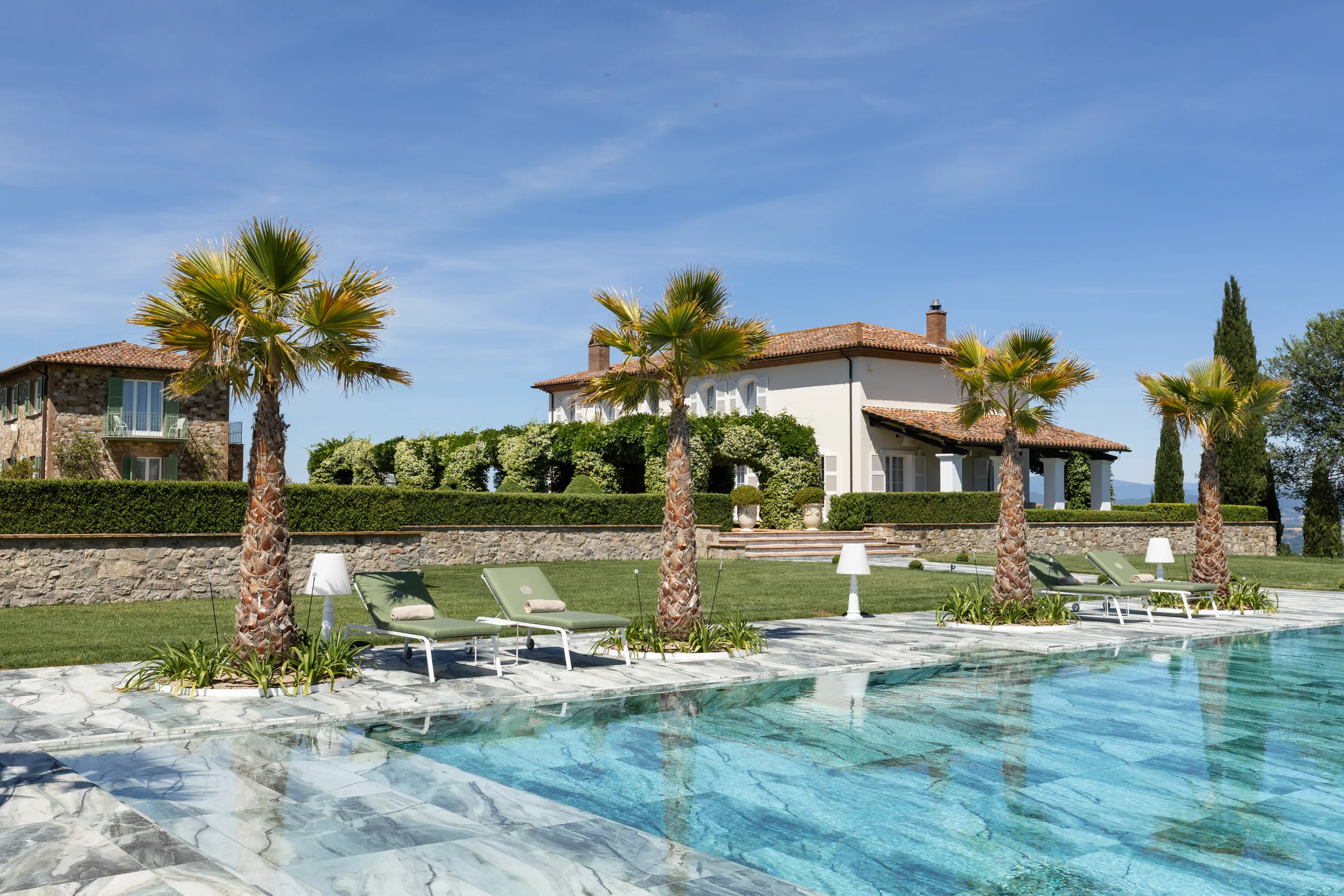 Luxurious Italian Getaway with 20-Meter Infinity Pool and 360 Views of Umbrian Hills — photograph 8