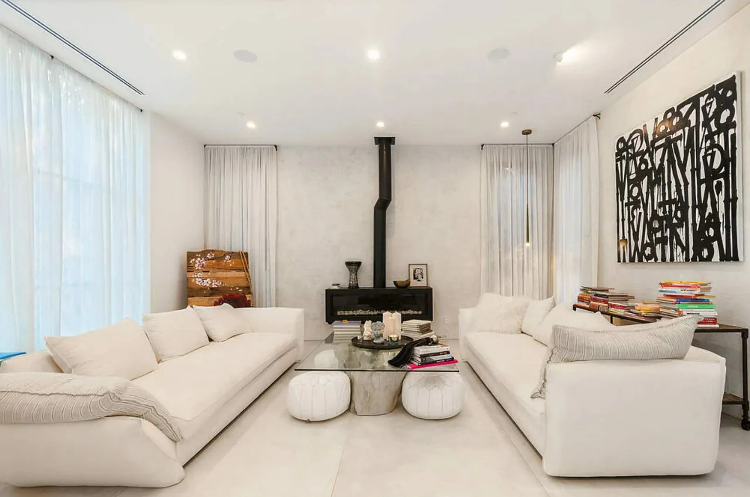 Charming Beverly Hills Estate with Invigorating Pool — photograph 7