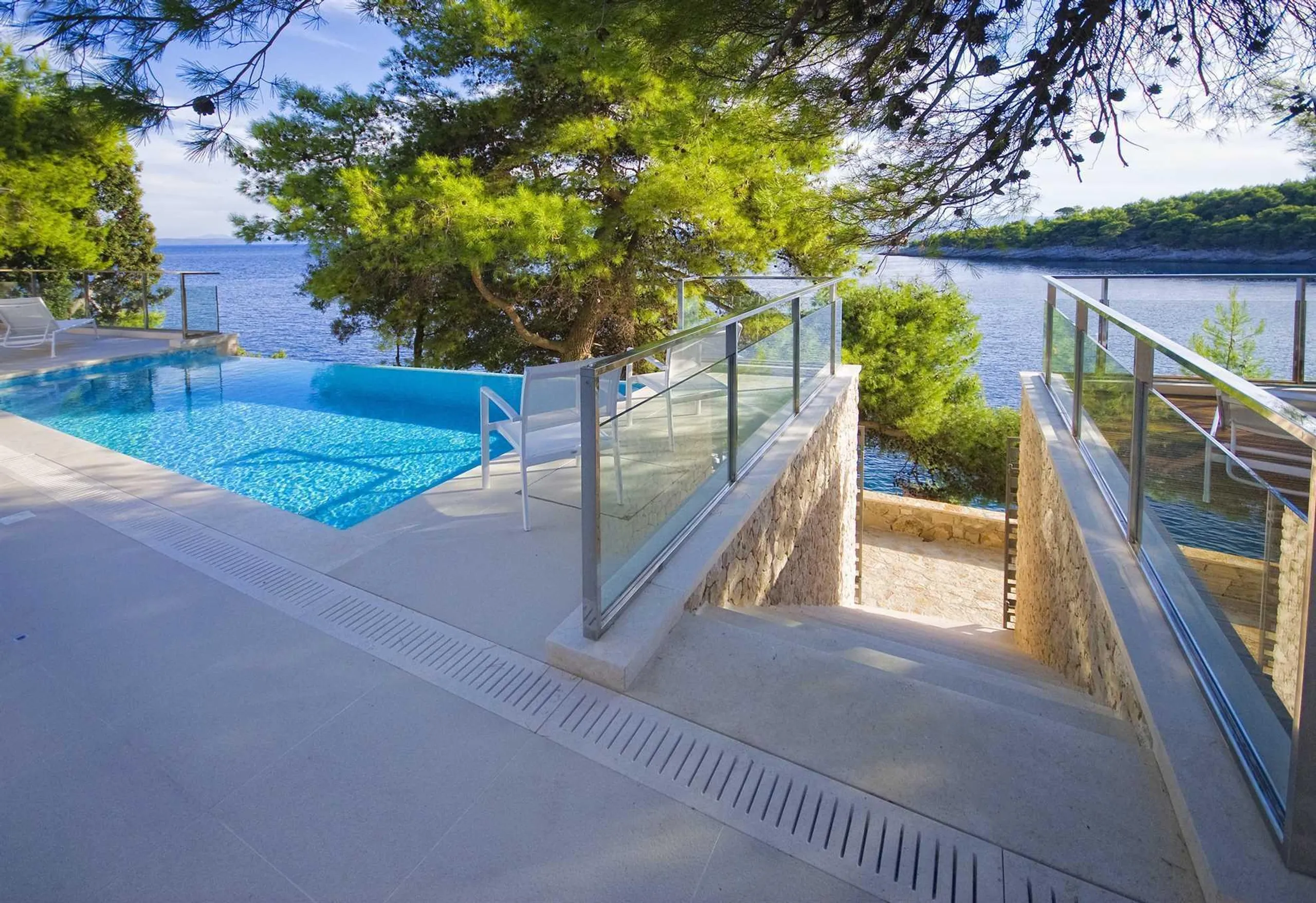 Premium 5-Bedroom Villa with Infinity Pool and Direct Sea Access on Brac Island — photograph 4