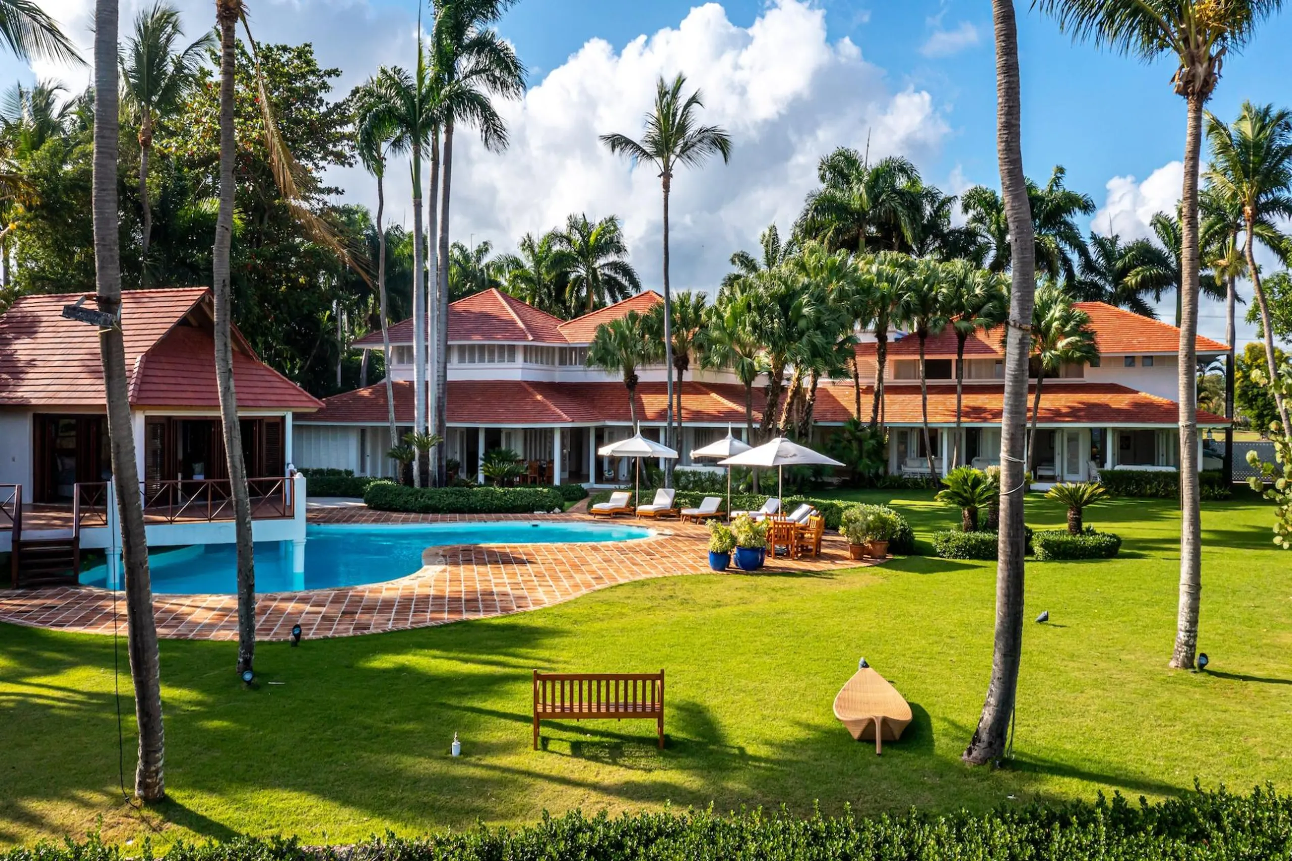Breathtaking Beachfront Villa with Private Pool, Beach and Sea Views — photograph 4