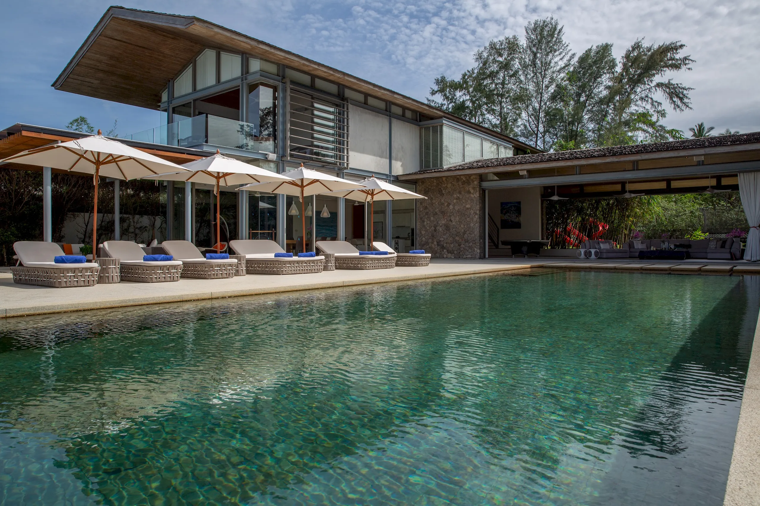 Captivating Coastal Retreat with Infinity Pool — photograph 2