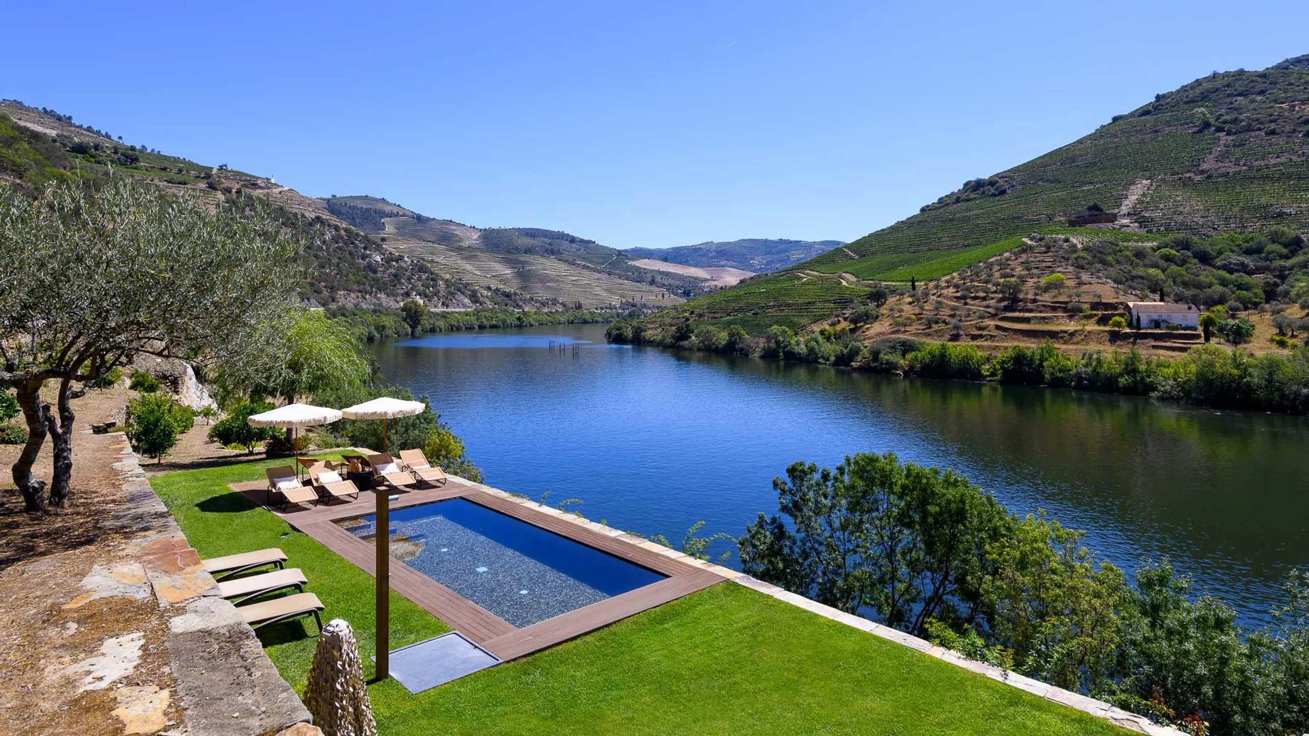 Magnificent Riverside Luxury Villa with Private Pool and Panoramic Views — photograph 3