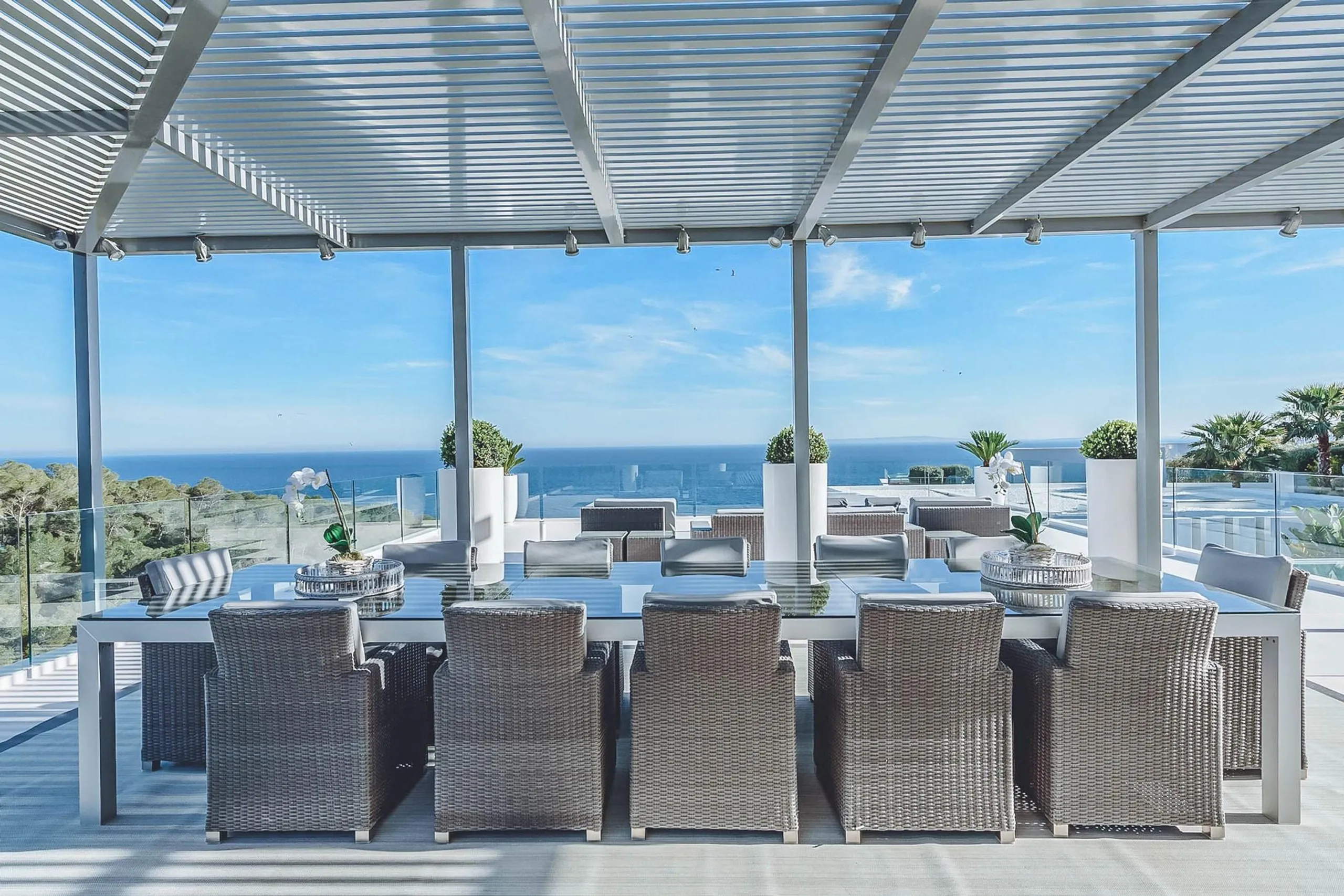 Awe-Inspiring Seafront Villa with Pool and Mediterranean Views — photograph 7
