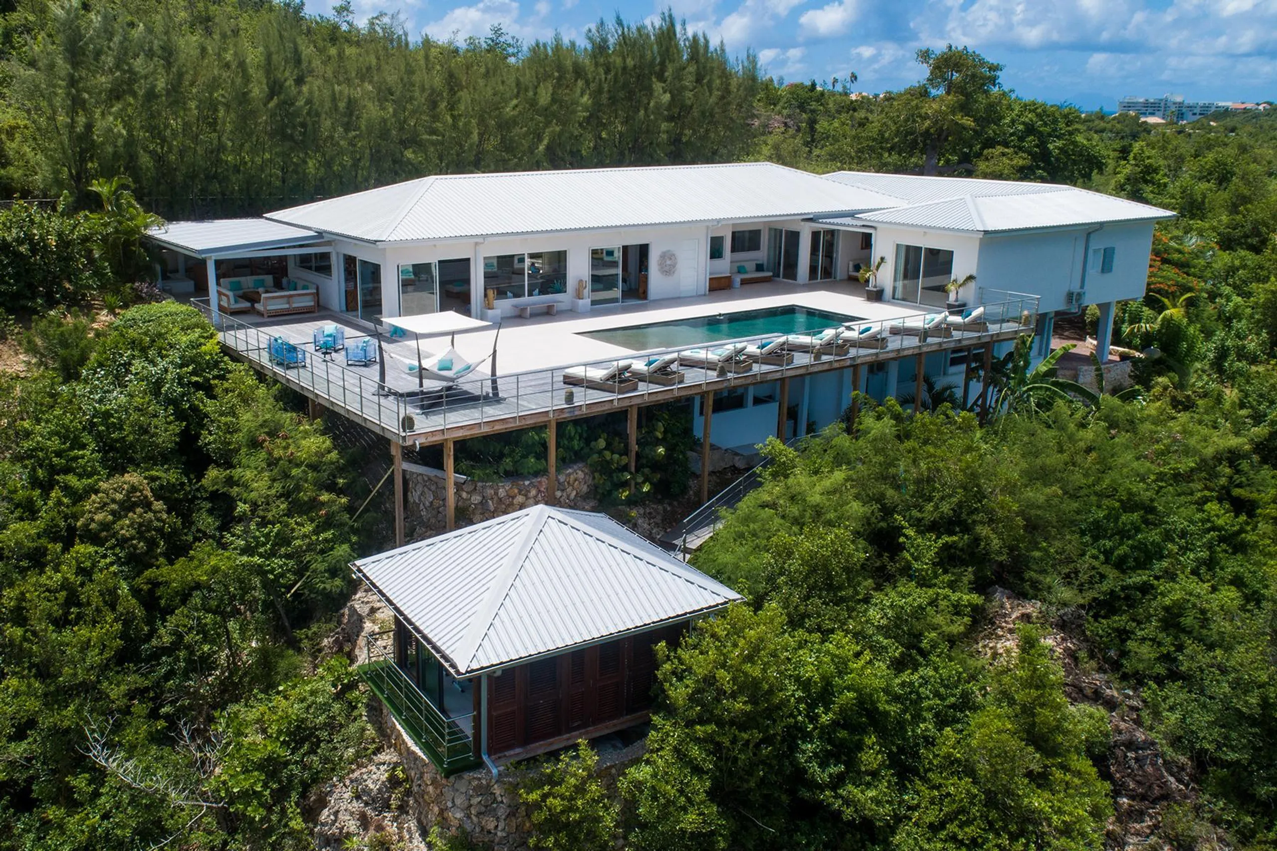 Breathtaking Luxe Estate with Private Pool and Views — photograph 4