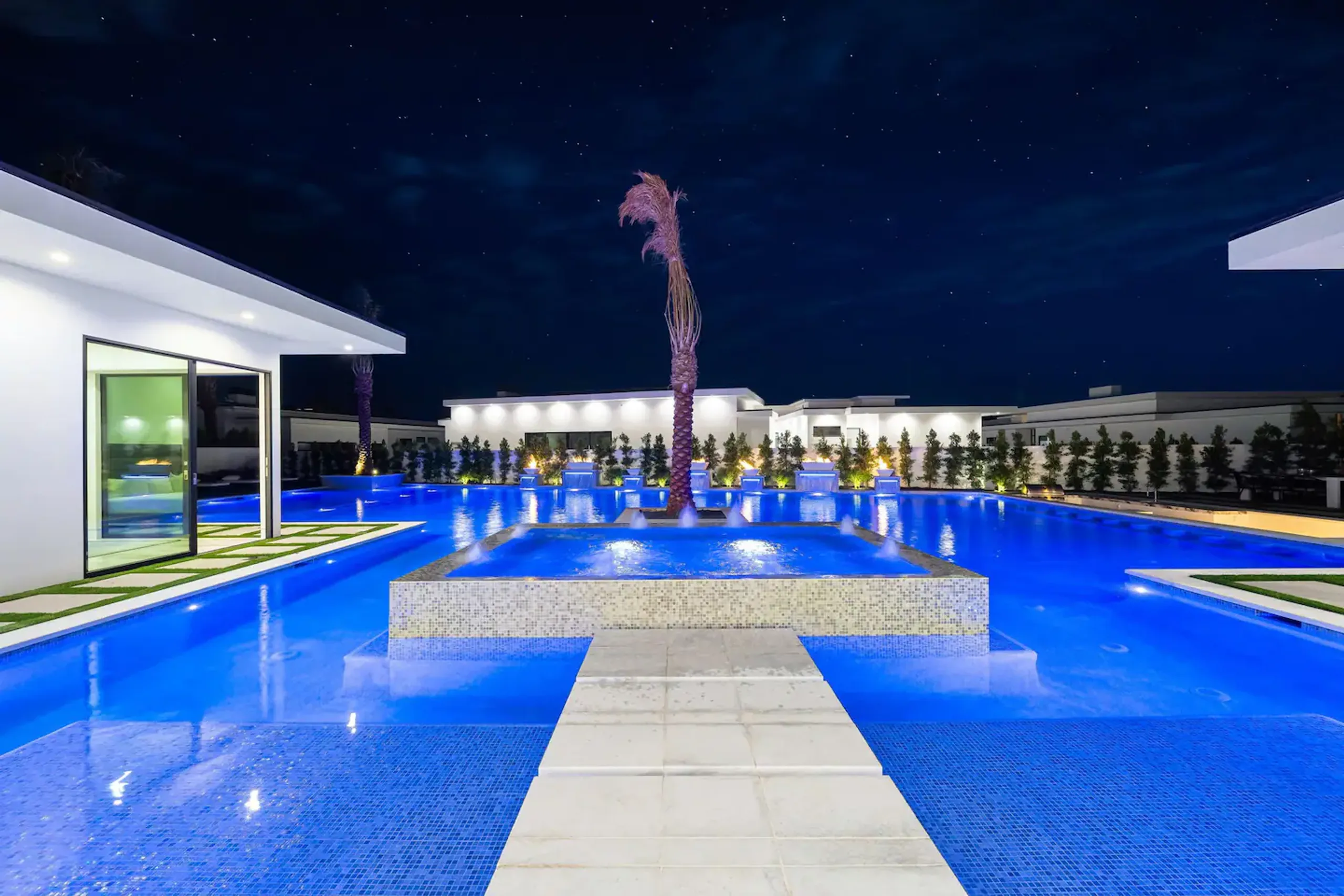 Sophisticated Resort-Style Villa Near Madison Club with Private Pool and High-End Finishes — photograph 10