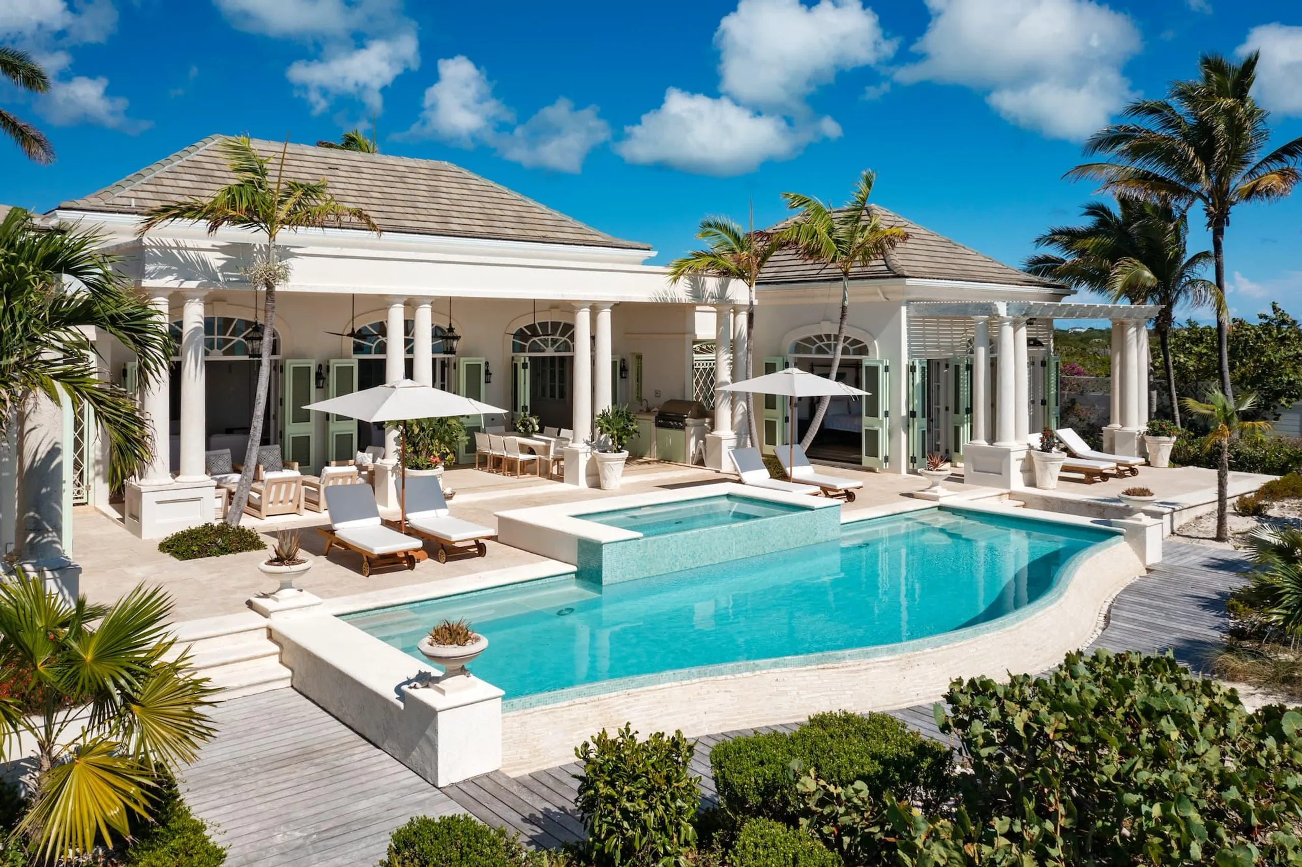 Tranquil Beachfront Bliss Villa with Private Infinity Pool Steps from Ocean — photograph 2