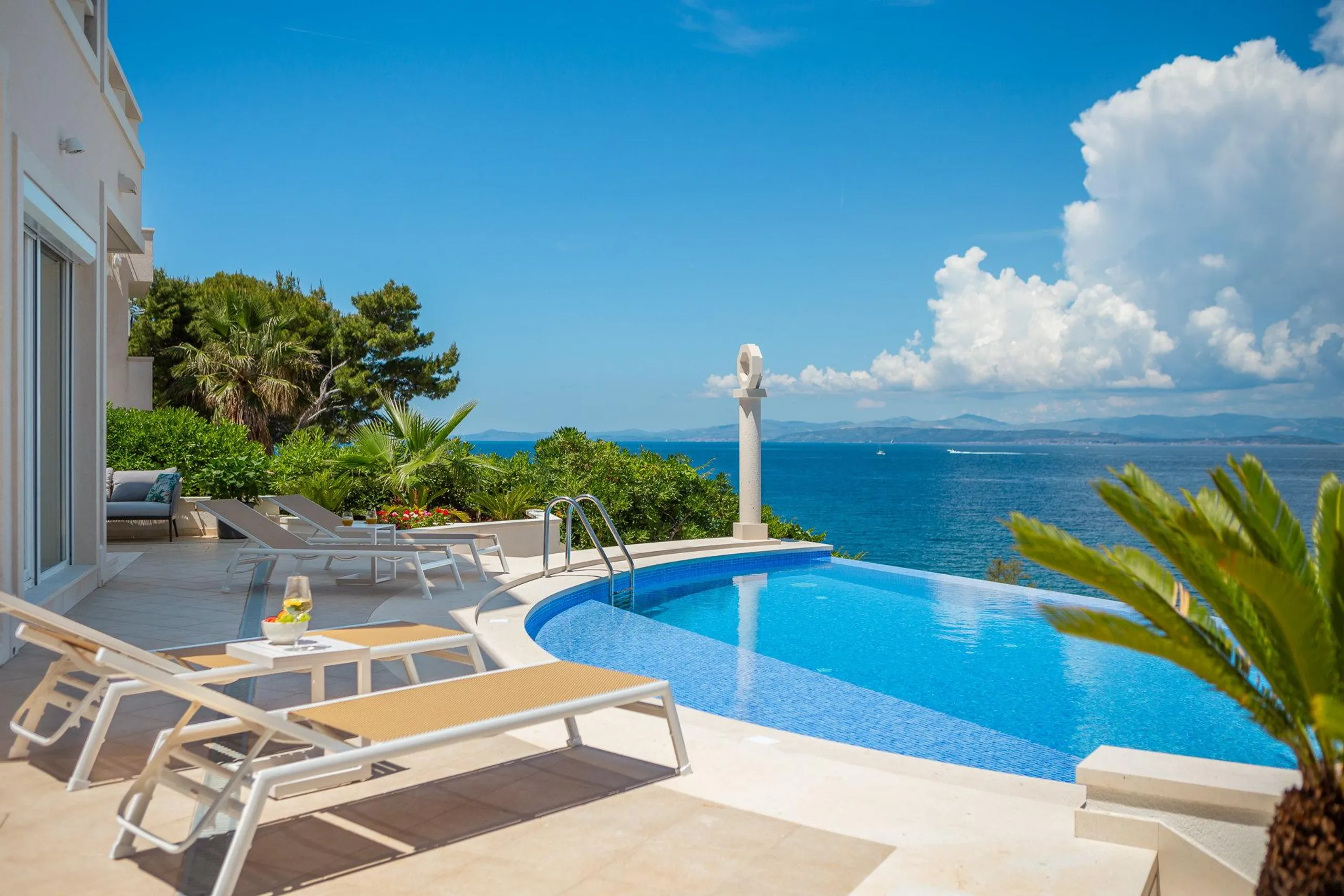 Magnificent Beachfront Villa with Infinity Pool on Brac Island — photograph 4