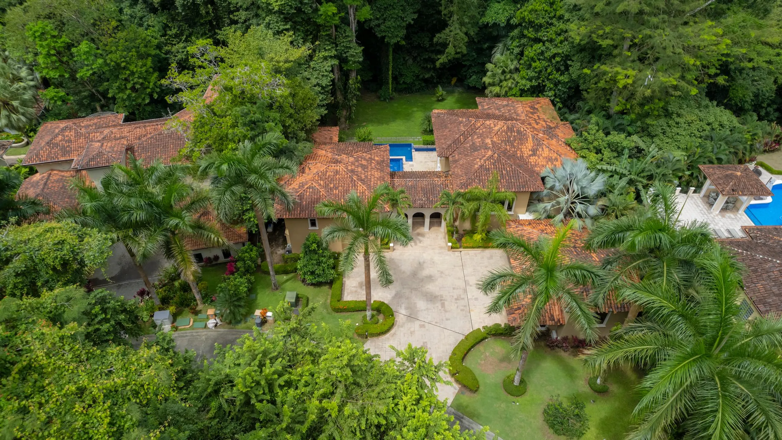 Federico Castro–Designed Villa in Los Sueños with Pool, Theater & Golf Views — photograph 11
