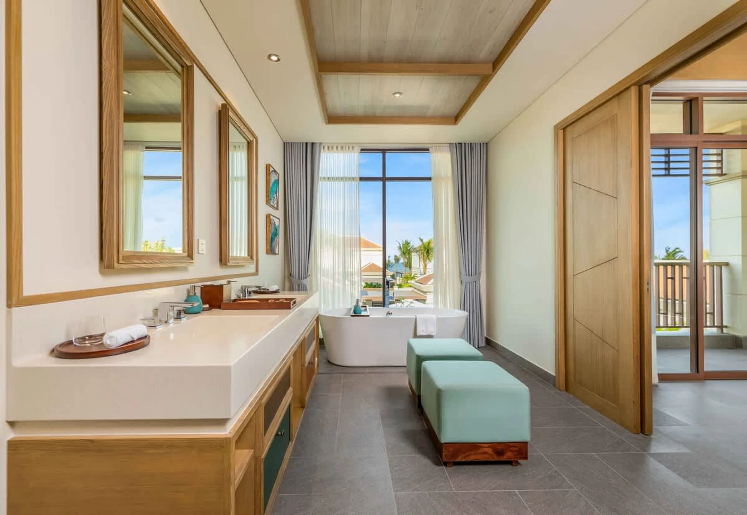 Luxurious Da Nang Getaway with Pool and Pristine Coastline — photograph 8