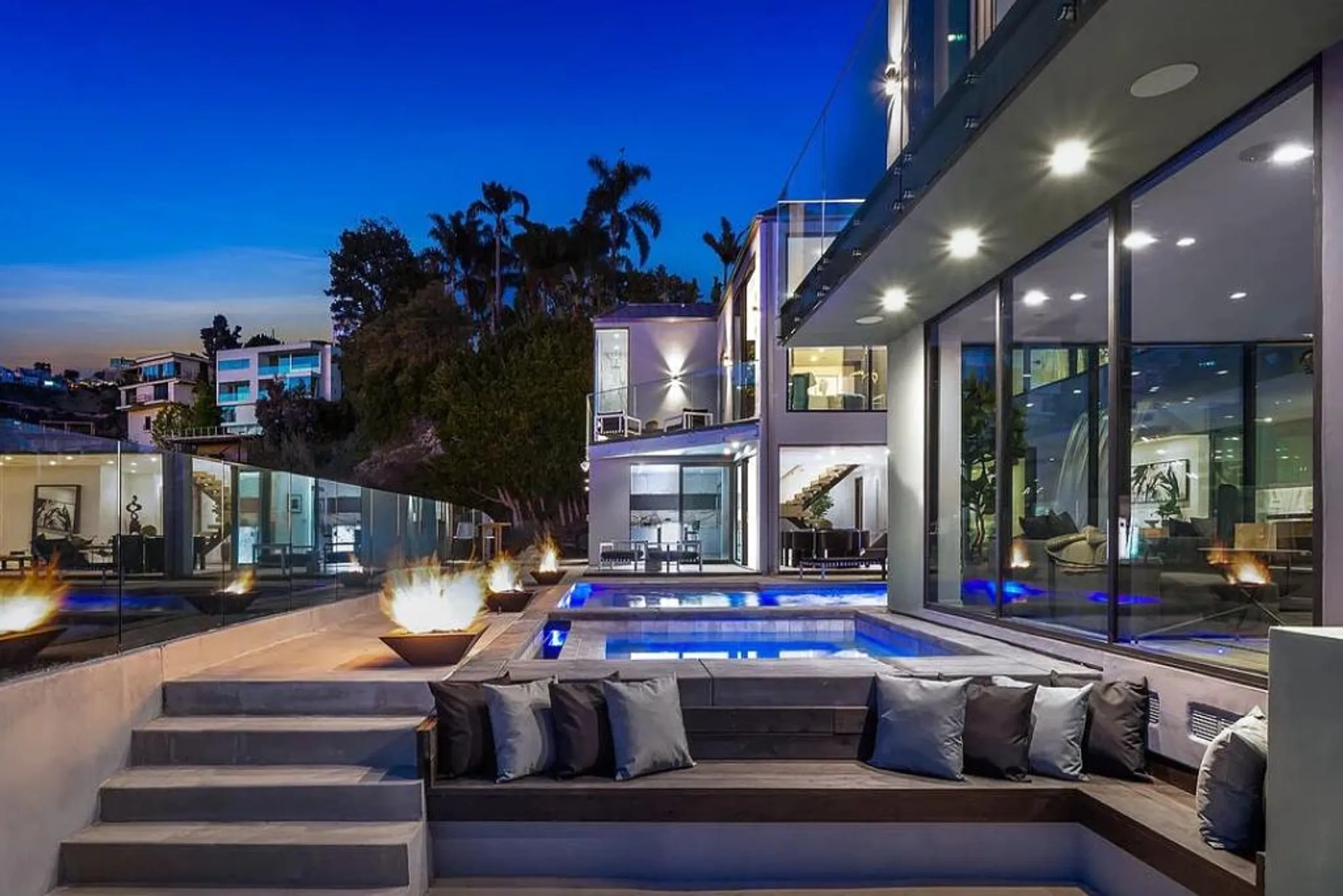 Ultra-Modern Hollywood Hills Villa with Infinity Pool, Spa, and Sunsent Views — photograph 4