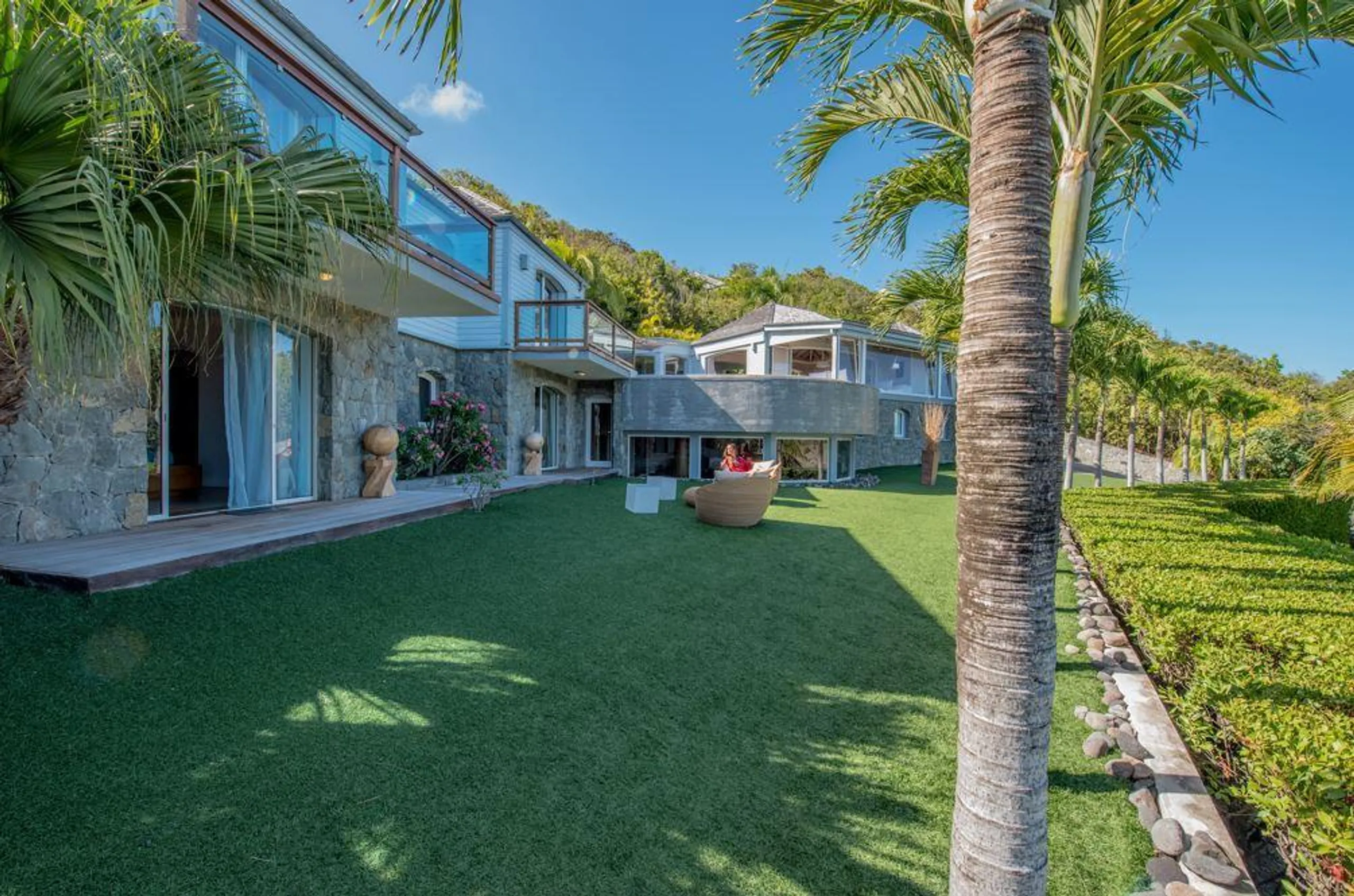 Oceanfront Opulence: Luxurious Villa in Vitet with Spectacular Views and Elegant Design — photograph 2