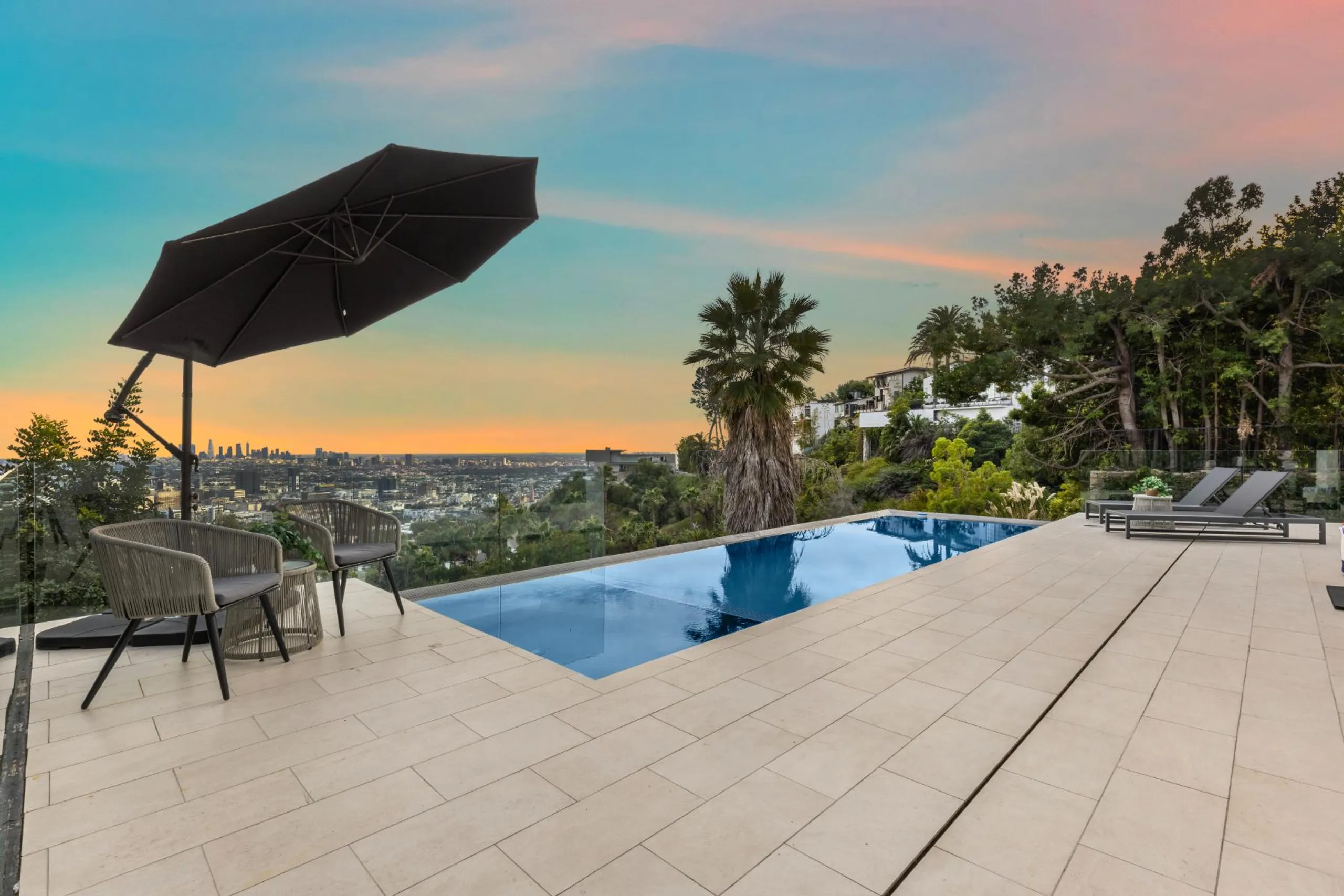 Magnificent Hollywood Hills Estate with Invigorating Pool — photograph 8