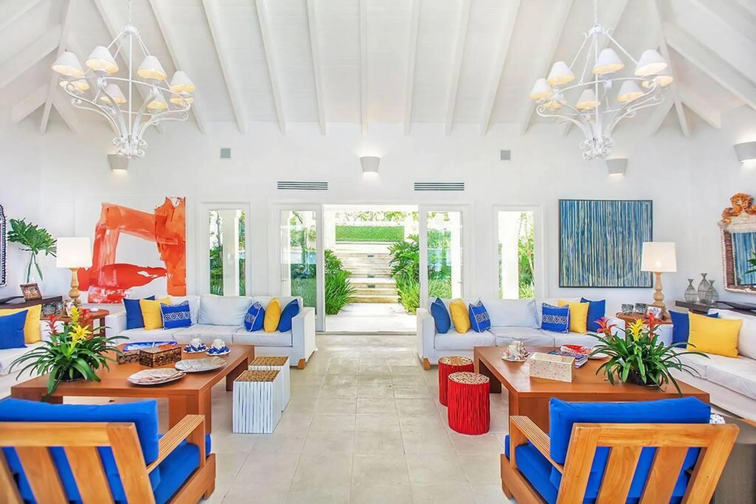 High-end Seaside Estate with Infinity Pool and Walks to Beach — photograph 7