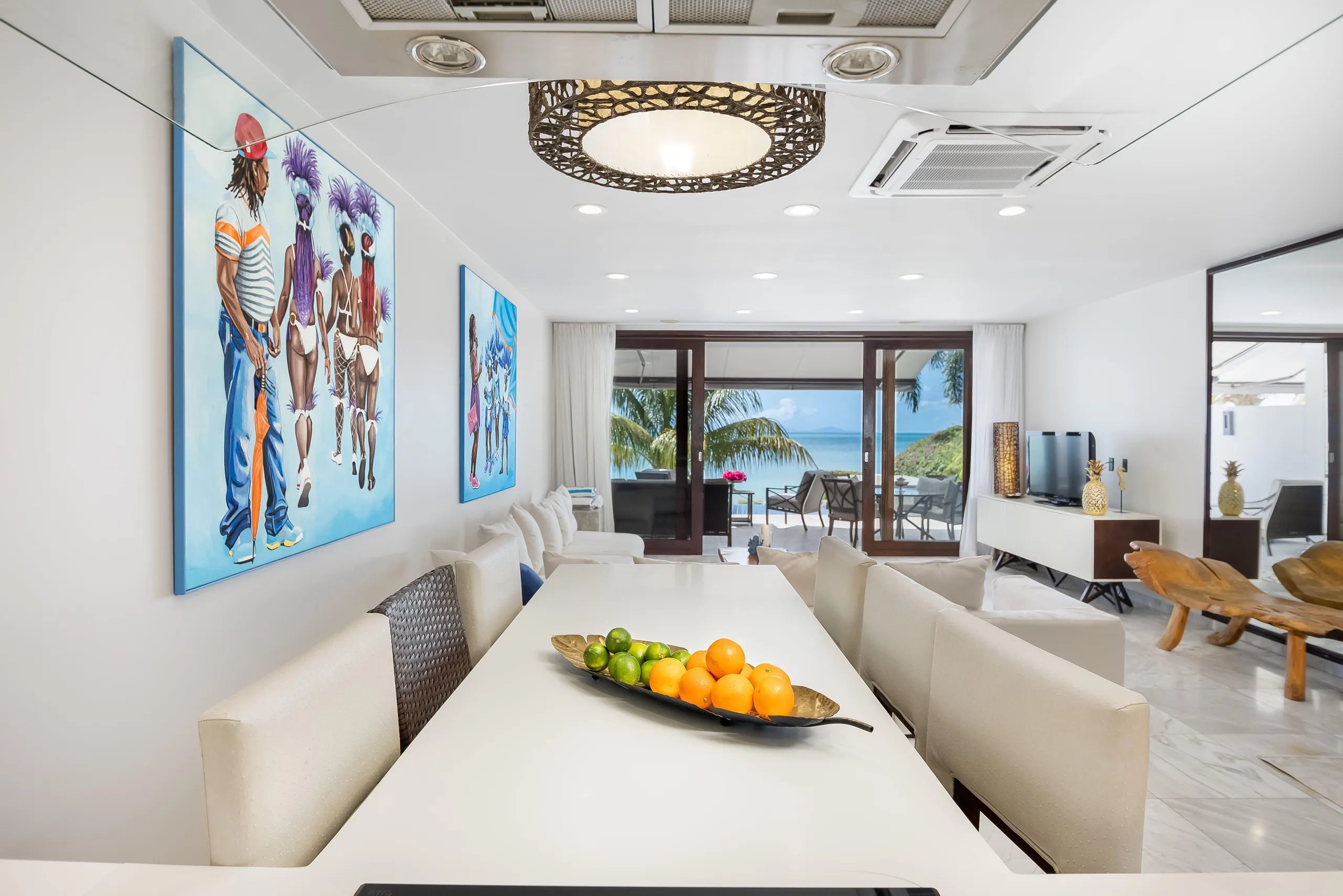 Refreshing Beachfront Villa with Infinity Pool and Private Beach Access — photograph 9