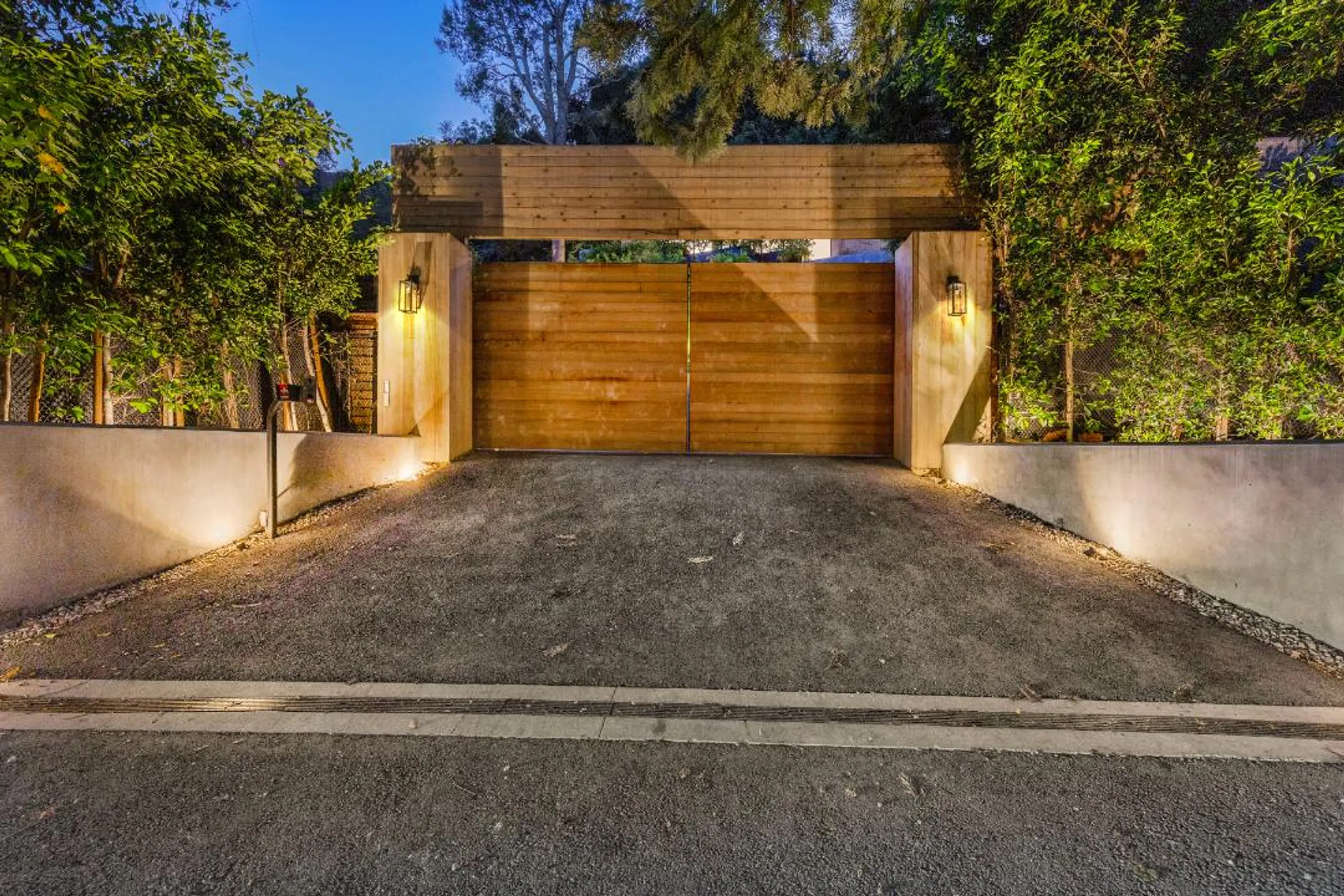 Gorgeous Beverly Hillside Retreat with Infinity Pool and Views — photograph 6