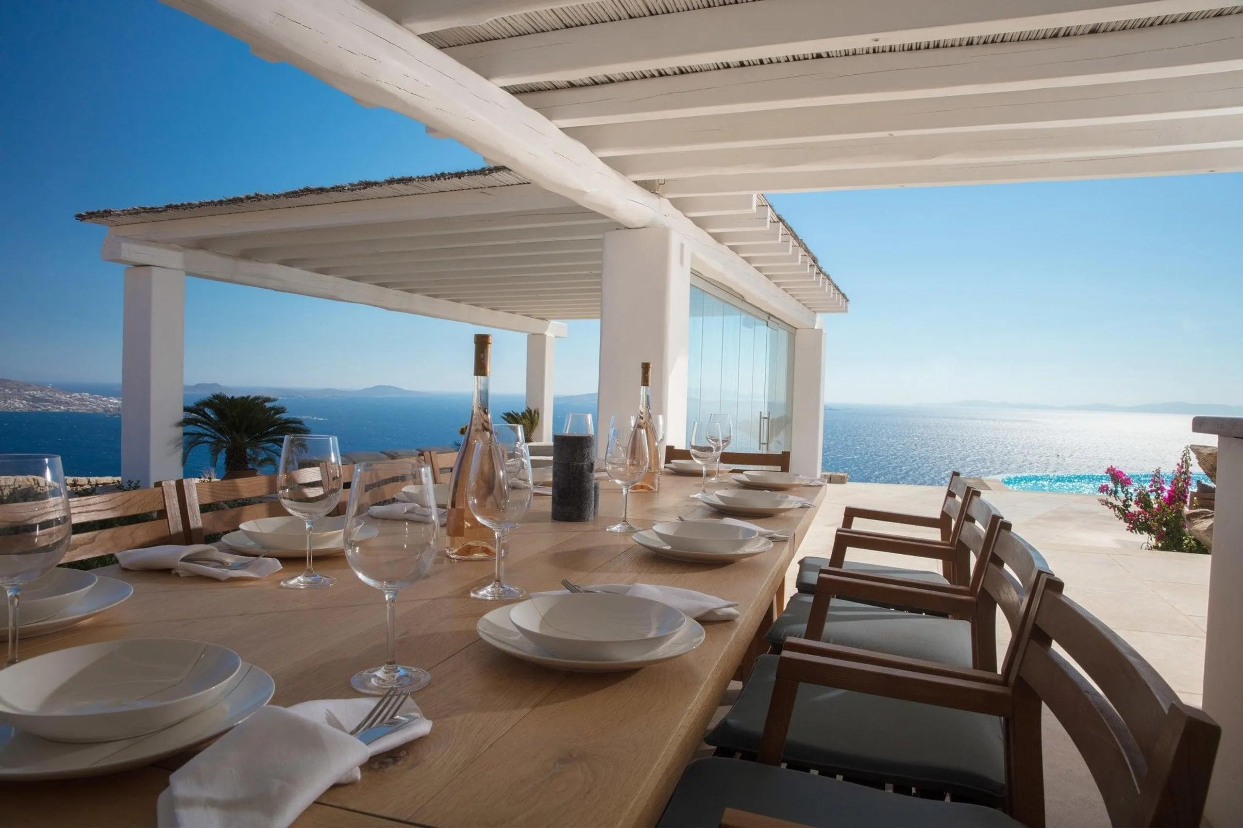 Rich Mykonos Villa with Crystalline Pool and Jacuzzi — photograph 9