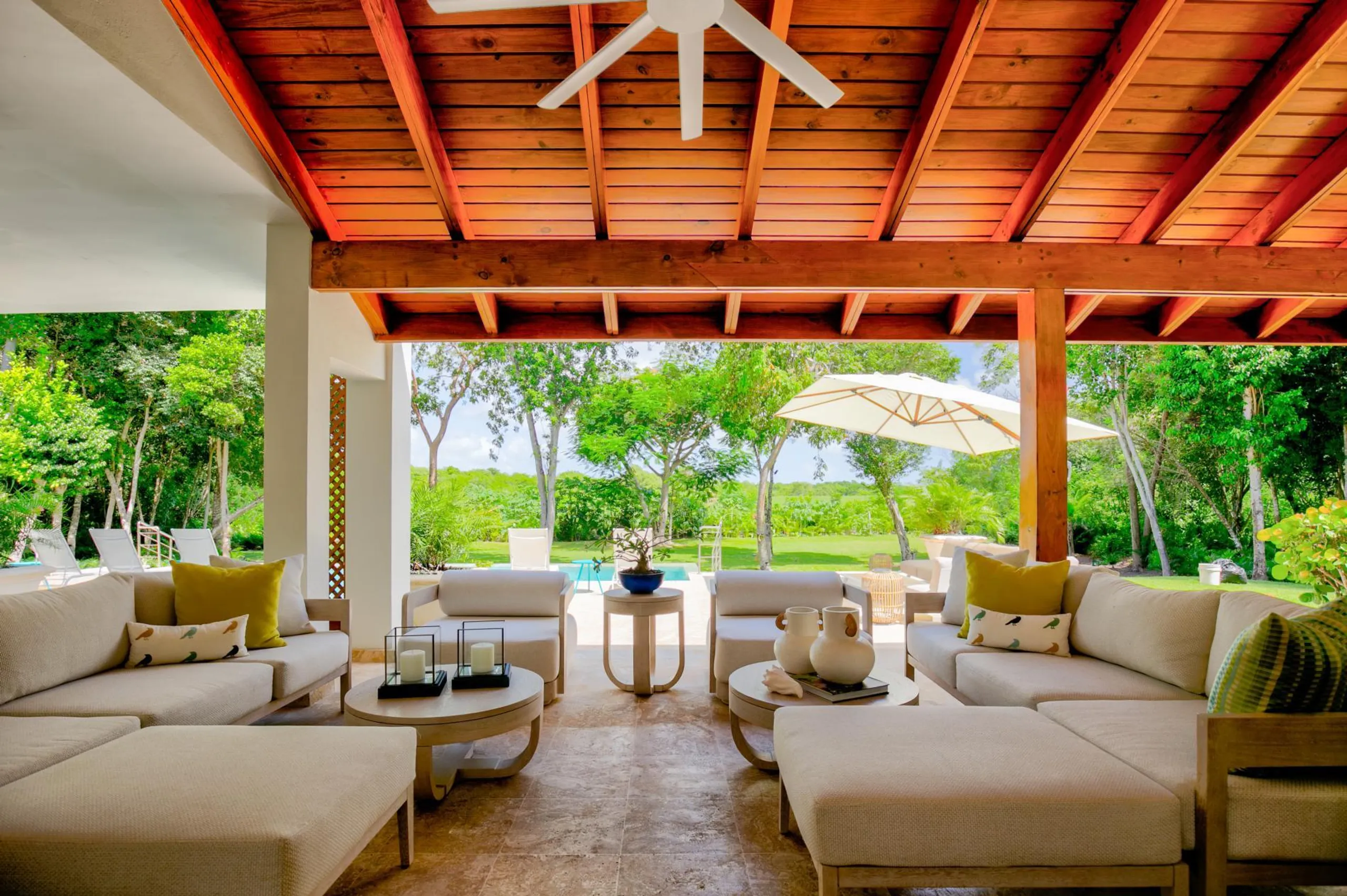 Idyllic Villa with Private Pool Surrounded by Golf Courses and Lush Green Meadows — photograph 11